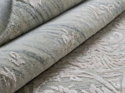 Handgeknüpfter Damask Orientteppich von Khademi aus Wolle mit Viskose, grau, mint, beige. Modernes Vintage-Design. Von Hand geknüpft in Indien. Größe: 304x197cm. Teppichnummer: KB4-1698. Verkauf durch Jupiter Intl.