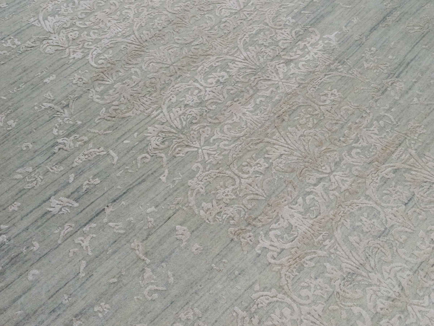 Handgeknüpfter Damask Orientteppich von Khademi aus Wolle mit Viskose, grau, mint, beige. Modernes Vintage-Design. Von Hand geknüpft in Indien. Größe: 304x197cm. Teppichnummer: KB4-1698. Verkauf durch Jupiter Intl.