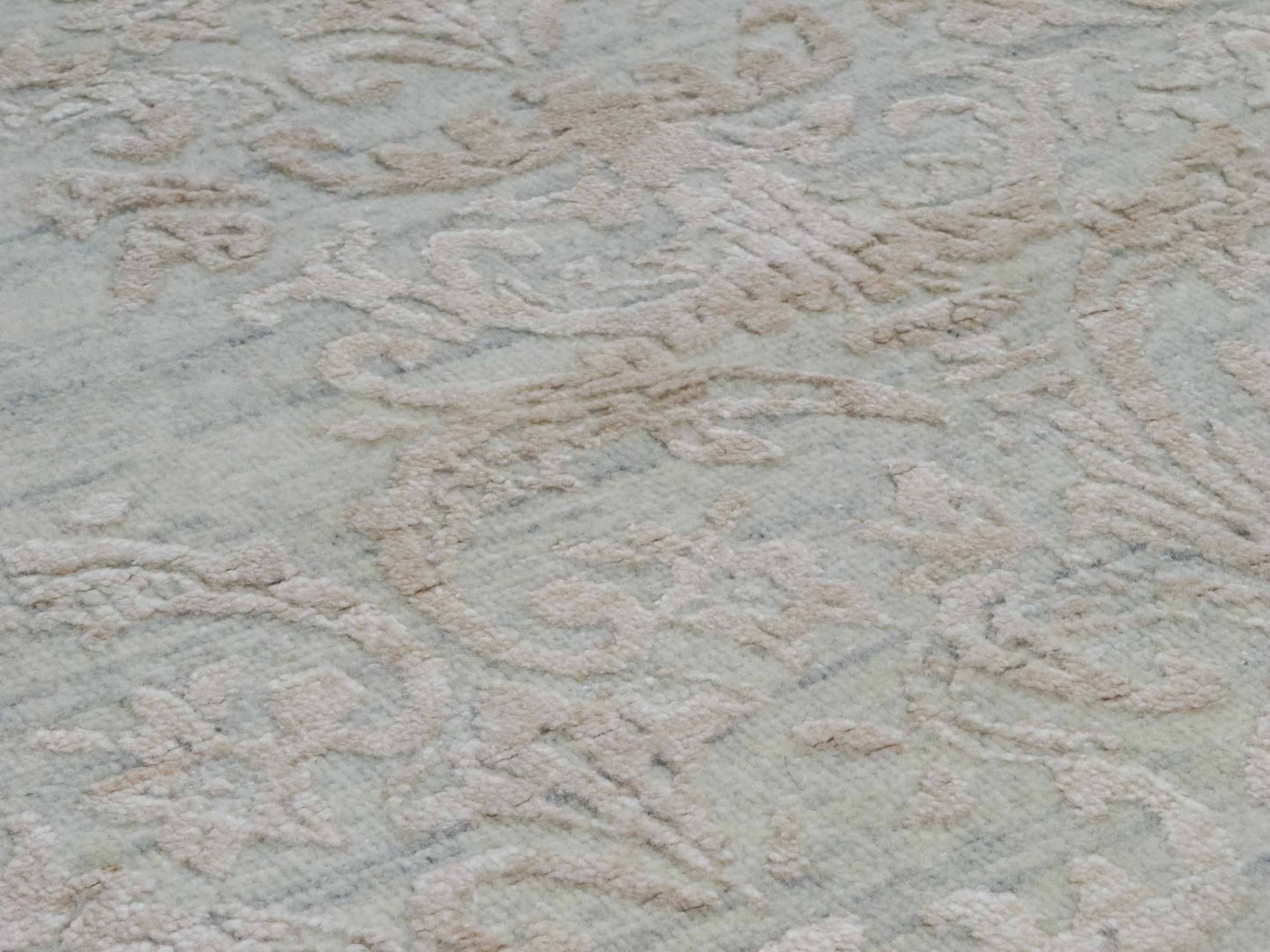 Handgeknüpfter Damask Orientteppich von Khademi aus Wolle mit Viskose, grau, mint, beige. Modernes Vintage-Design. Von Hand geknüpft in Indien. Größe: 304x197cm. Teppichnummer: KB4-1698. Verkauf durch Jupiter Intl.