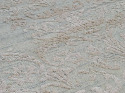 Handgeknüpfter Damask Orientteppich von Khademi aus Wolle mit Viskose, grau, mint, beige. Modernes Vintage-Design. Von Hand geknüpft in Indien. Größe: 304x197cm. Teppichnummer: KB4-1698. Verkauf durch Jupiter Intl.