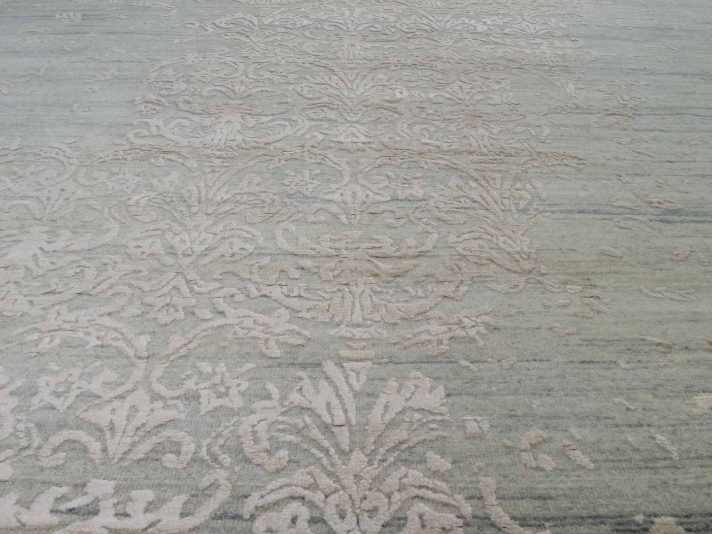Handgeknüpfter Damask Orientteppich von Khademi aus Wolle mit Viskose, grau, mint, beige. Modernes Vintage-Design. Von Hand geknüpft in Indien. Größe: 304x197cm. Teppichnummer: KB4-1698. Verkauf durch Jupiter Intl.