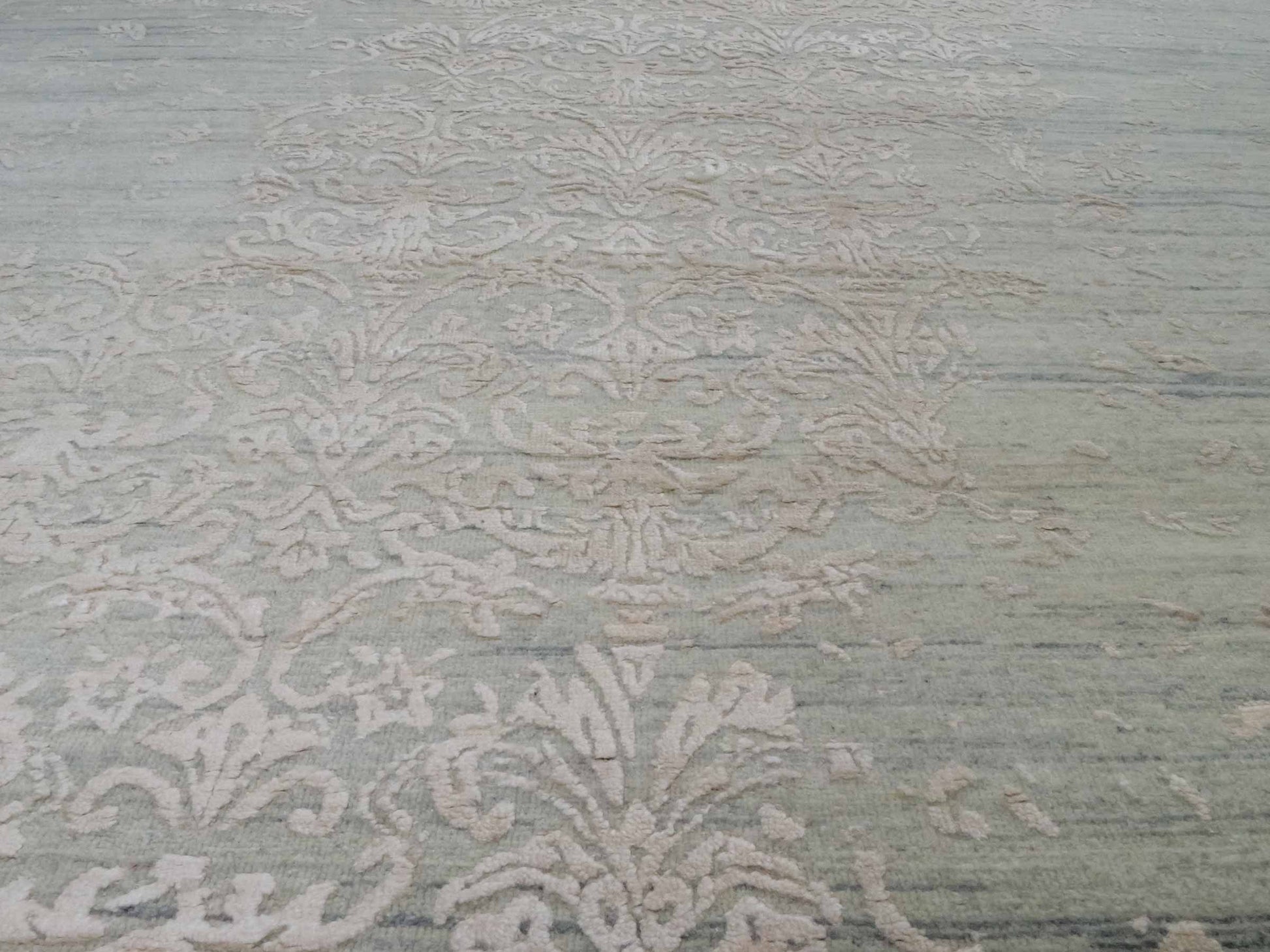 Handgeknüpfter Damask Orientteppich von Khademi aus Wolle mit Viskose, grau, mint, beige. Modernes Vintage-Design. Von Hand geknüpft in Indien. Größe: 304x197cm. Teppichnummer: KB4-1698. Verkauf durch Jupiter Intl.