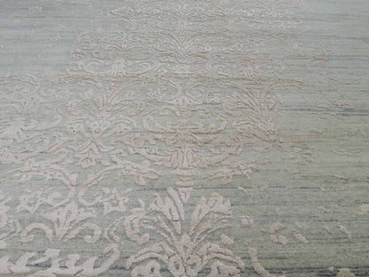 Handgeknüpfter Damask Orientteppich von Khademi aus Wolle mit Viskose, grau, mint, beige. Modernes Vintage-Design. Von Hand geknüpft in Indien. Größe: 304x197cm. Teppichnummer: KB4-1698. Verkauf durch Jupiter Intl.