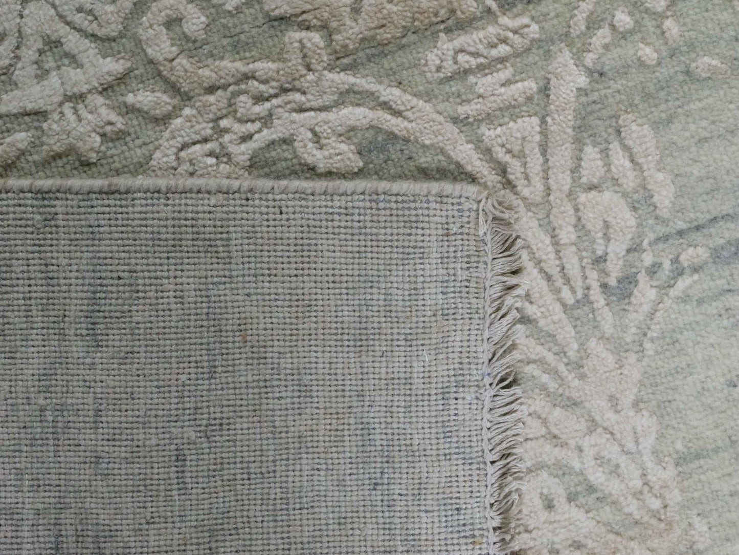 Handgeknüpfter Damask Orientteppich von Khademi aus Wolle mit Viskose, grau, mint, beige. Modernes Vintage-Design. Von Hand geknüpft in Indien. Größe: 304x197cm. Teppichnummer: KB4-1698. Verkauf durch Jupiter Intl.