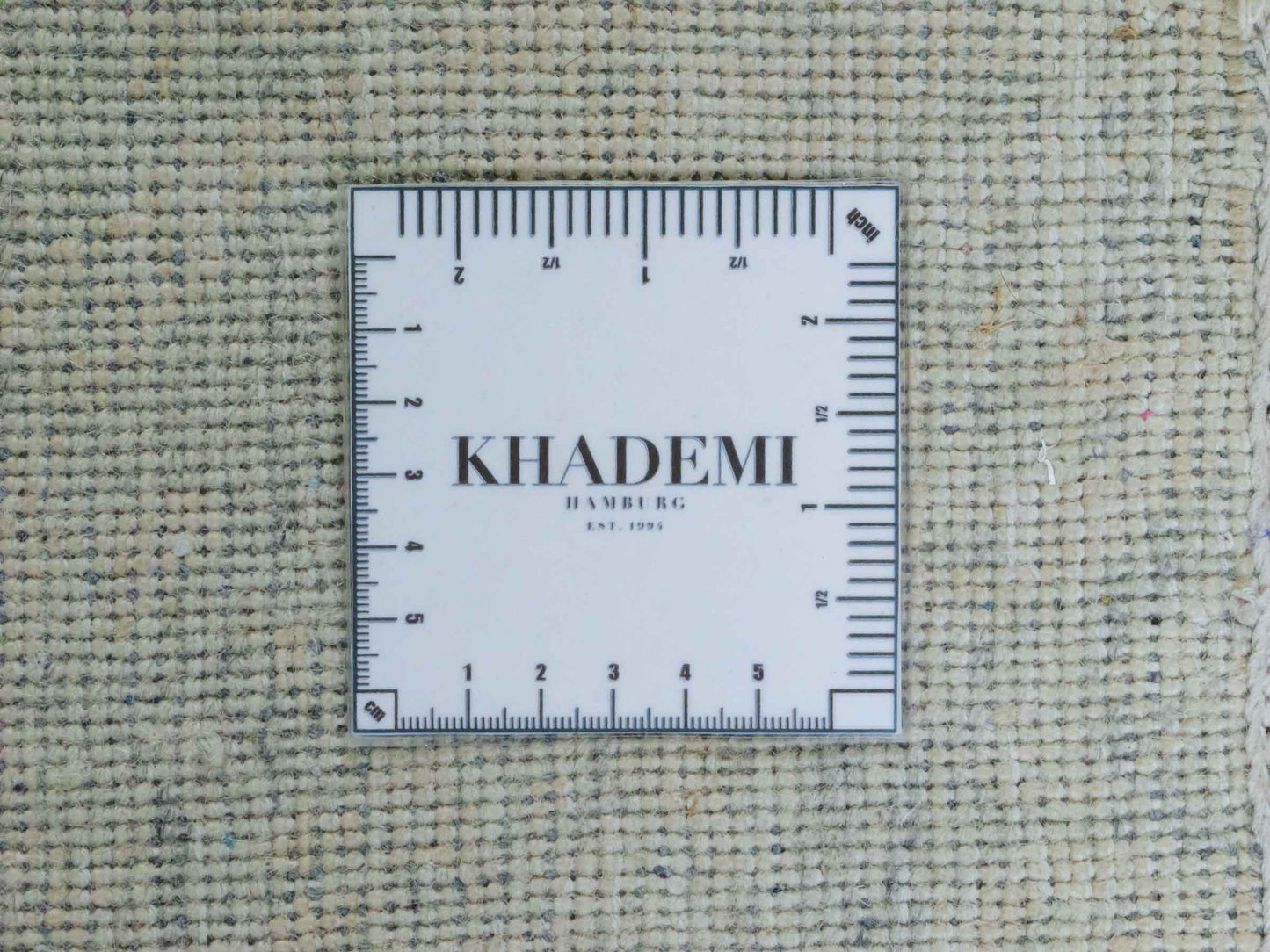 Handgeknüpfter Damask Orientteppich von Khademi aus Wolle mit Viskose, grau, mint, beige. Modernes Vintage-Design. Von Hand geknüpft in Indien. Größe: 304x197cm. Teppichnummer: KB4-1698. Verkauf durch Jupiter Intl.