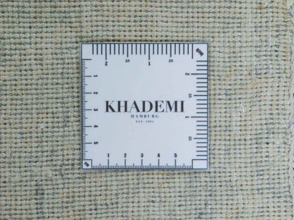 Handgeknüpfter Damask Orientteppich von Khademi aus Wolle mit Viskose, grau, mint, beige. Modernes Vintage-Design. Von Hand geknüpft in Indien. Größe: 304x197cm. Teppichnummer: KB4-1698. Verkauf durch Jupiter Intl.