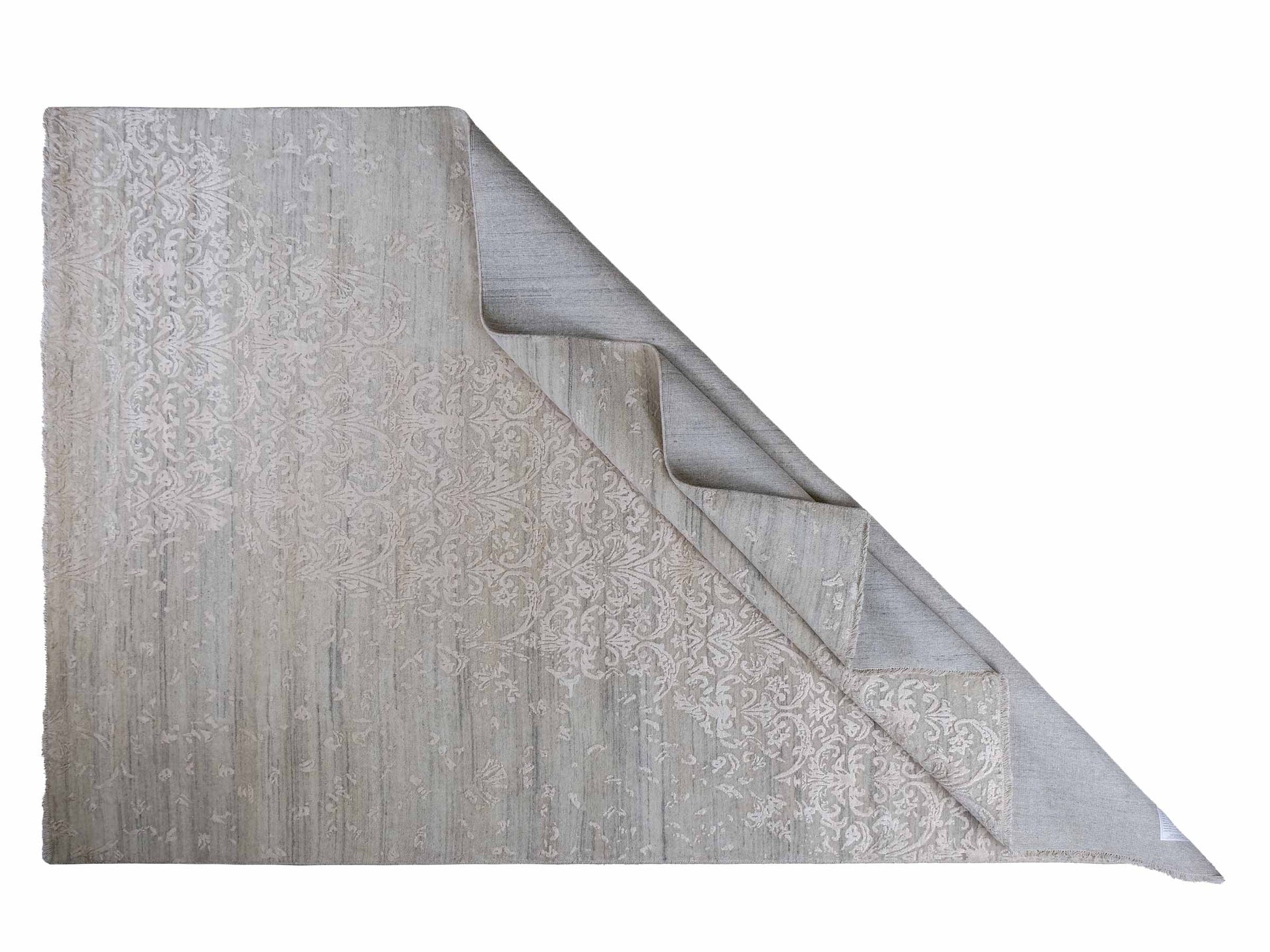 Handgeknüpfter Damask Orientteppich von Khademi aus Wolle mit Viskose, grau, mint, beige. Modernes Vintage-Design. Von Hand geknüpft in Indien. Größe: 304x197cm. Teppichnummer: KB4-1698. Verkauf durch Jupiter Intl.