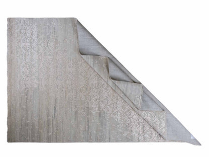 Handgeknüpfter Damask Orientteppich von Khademi aus Wolle mit Viskose, grau, mint, beige. Modernes Vintage-Design. Von Hand geknüpft in Indien. Größe: 304x197cm. Teppichnummer: KB4-1698. Verkauf durch Jupiter Intl.