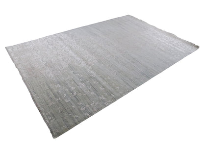 Handgeknüpfter Damask Orientteppich von Khademi aus Wolle mit Viskose, grau, mint, beige. Modernes Vintage-Design. Von Hand geknüpft in Indien. Größe: 304x197cm. Teppichnummer: KB4-1698. Verkauf durch Jupiter Intl.