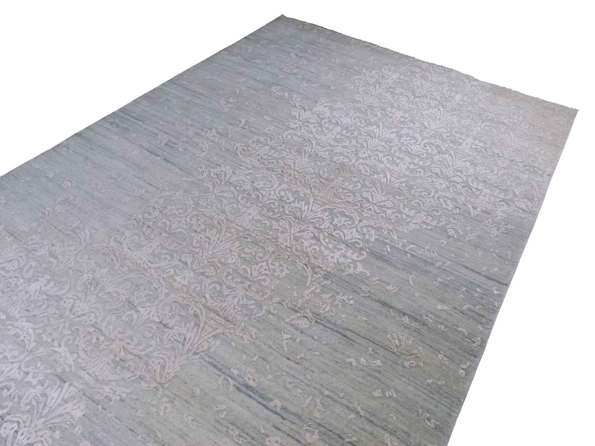 Handgeknüpfter Damask Orientteppich von Khademi aus Wolle mit Viskose, grau, mint, beige. Modernes Vintage-Design. Von Hand geknüpft in Indien. Größe: 304x197cm. Teppichnummer: KB4-1698. Verkauf durch Jupiter Intl.