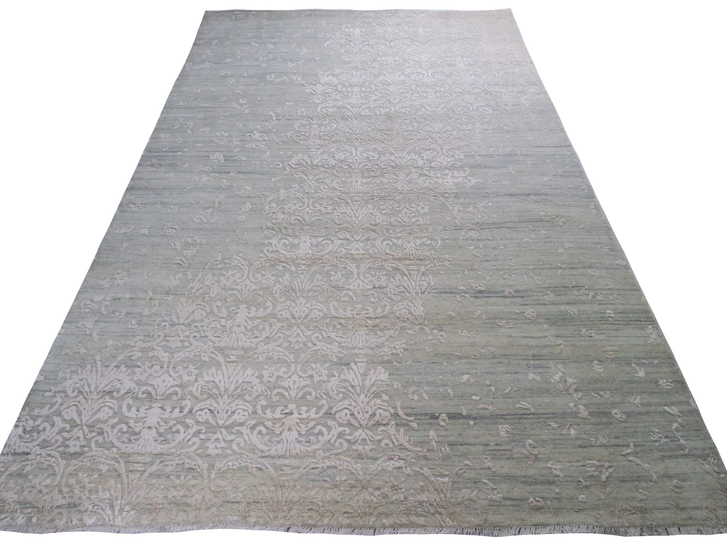 Handgeknüpfter Damask Orientteppich von Khademi aus Wolle mit Viskose, grau, mint, beige. Modernes Vintage-Design. Von Hand geknüpft in Indien. Größe: 304x197cm. Teppichnummer: KB4-1698. Verkauf durch Jupiter Intl.