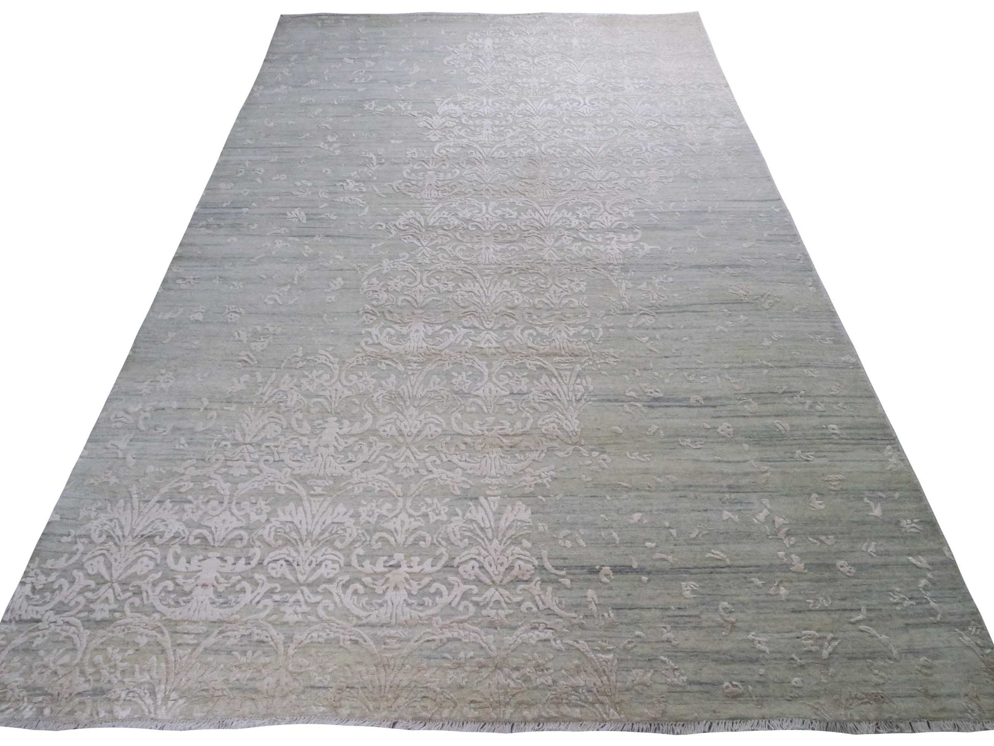 Handgeknüpfter Damask Orientteppich von Khademi aus Wolle mit Viskose, grau, mint, beige. Modernes Vintage-Design. Von Hand geknüpft in Indien. Größe: 304x197cm. Teppichnummer: KB4-1698. Verkauf durch Jupiter Intl.