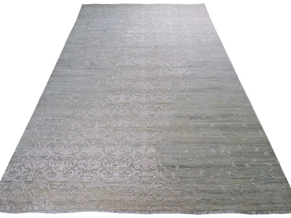 Handgeknüpfter Damask Orientteppich von Khademi aus Wolle mit Viskose, grau, mint, beige. Modernes Vintage-Design. Von Hand geknüpft in Indien. Größe: 304x197cm. Teppichnummer: KB4-1698. Verkauf durch Jupiter Intl.