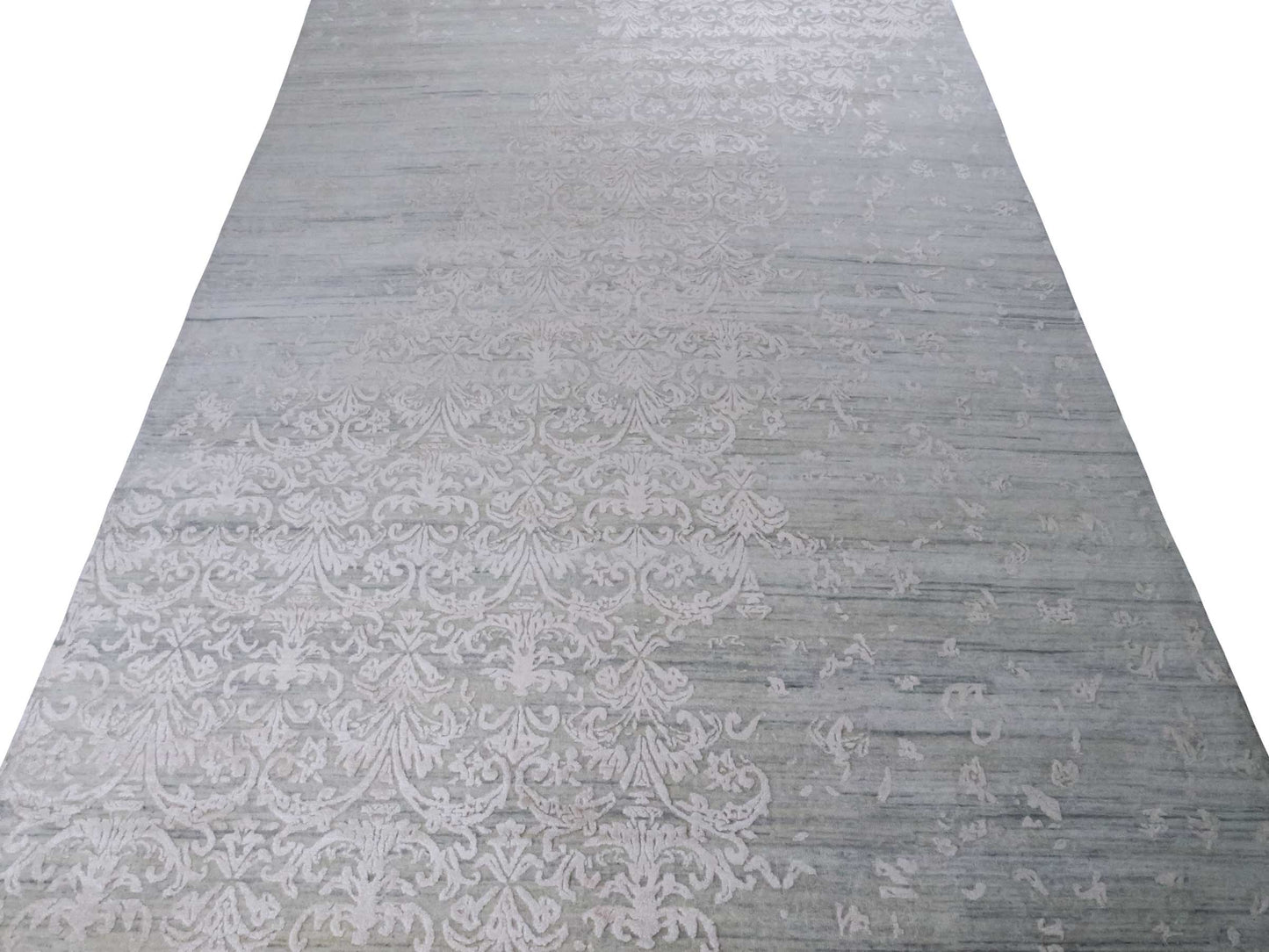 Handgeknüpfter Damask Orientteppich von Khademi aus Wolle mit Viskose, grau, mint, beige. Modernes Vintage-Design. Von Hand geknüpft in Indien. Größe: 304x197cm. Teppichnummer: KB4-1698. Verkauf durch Jupiter Intl.