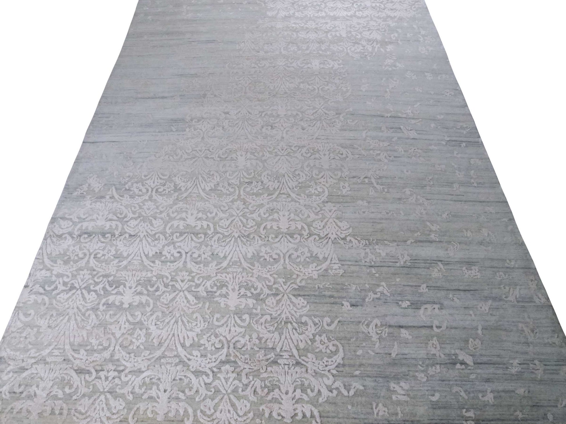 Handgeknüpfter Damask Orientteppich von Khademi aus Wolle mit Viskose, grau, mint, beige. Modernes Vintage-Design. Von Hand geknüpft in Indien. Größe: 304x197cm. Teppichnummer: KB4-1698. Verkauf durch Jupiter Intl.
