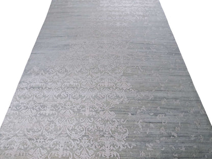 Handgeknüpfter Damask Orientteppich von Khademi aus Wolle mit Viskose, grau, mint, beige. Modernes Vintage-Design. Von Hand geknüpft in Indien. Größe: 304x197cm. Teppichnummer: KB4-1698. Verkauf durch Jupiter Intl.
