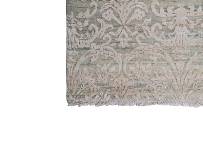 Handgeknüpfter Damask Orientteppich von Khademi aus Wolle mit Viskose, grau, mint, beige. Modernes Vintage-Design. Von Hand geknüpft in Indien. Größe: 304x197cm. Teppichnummer: KB4-1698. Verkauf durch Jupiter Intl.