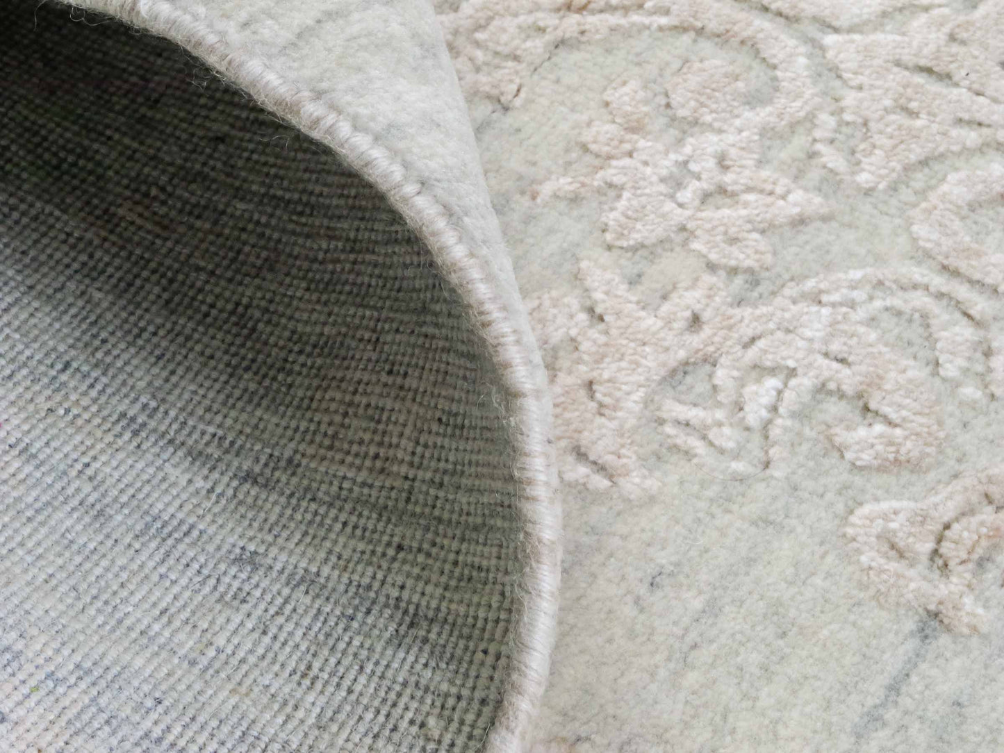 Handgeknüpfter Damask Orientteppich von Khademi aus Wolle mit Viskose, grau, mint, beige. Modernes Vintage-Design. Von Hand geknüpft in Indien. Größe: 304x197cm. Teppichnummer: KB4-1698. Verkauf durch Jupiter Intl.