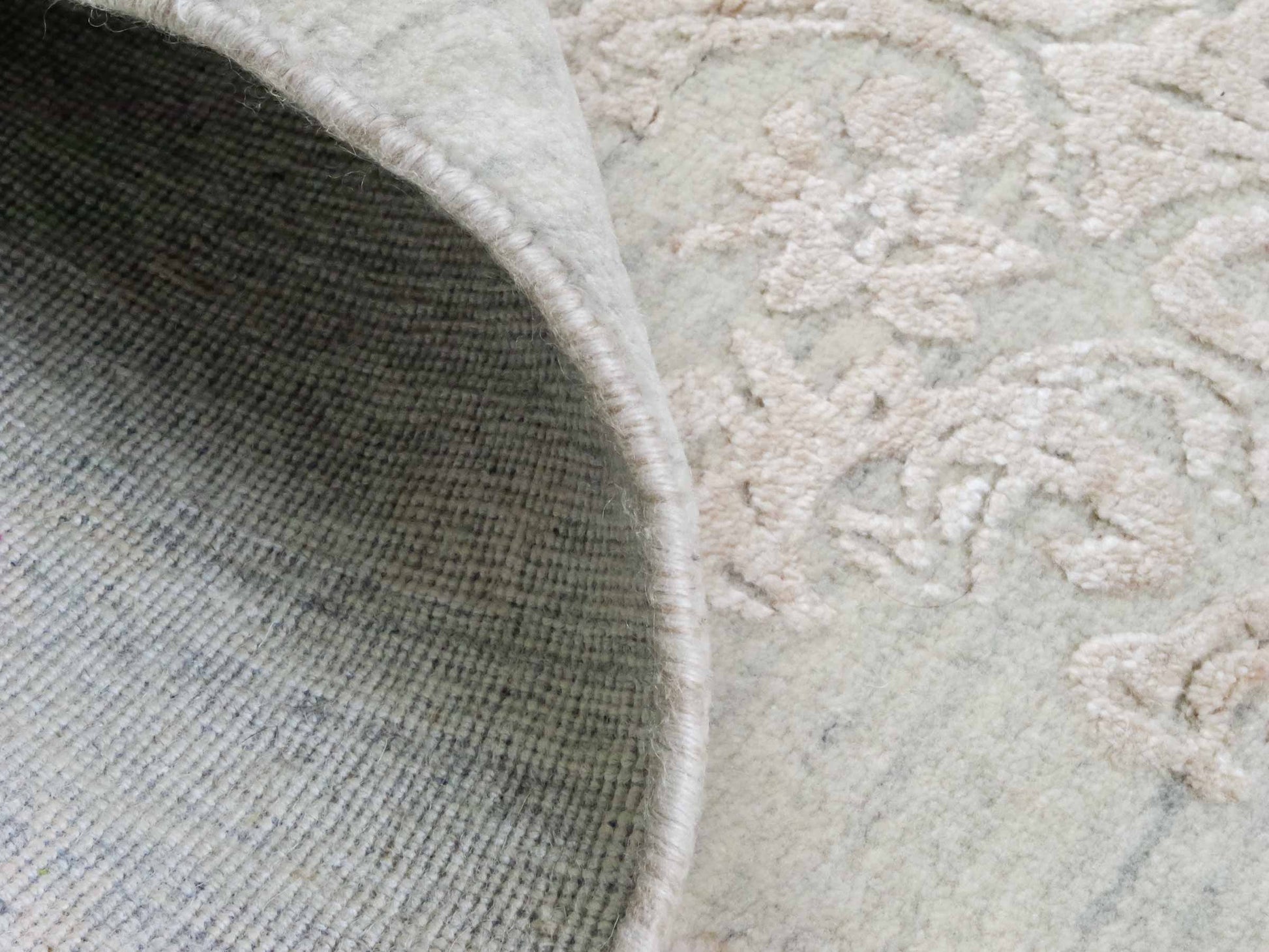 Handgeknüpfter Damask Orientteppich von Khademi aus Wolle mit Viskose, grau, mint, beige. Modernes Vintage-Design. Von Hand geknüpft in Indien. Größe: 304x197cm. Teppichnummer: KB4-1698. Verkauf durch Jupiter Intl.