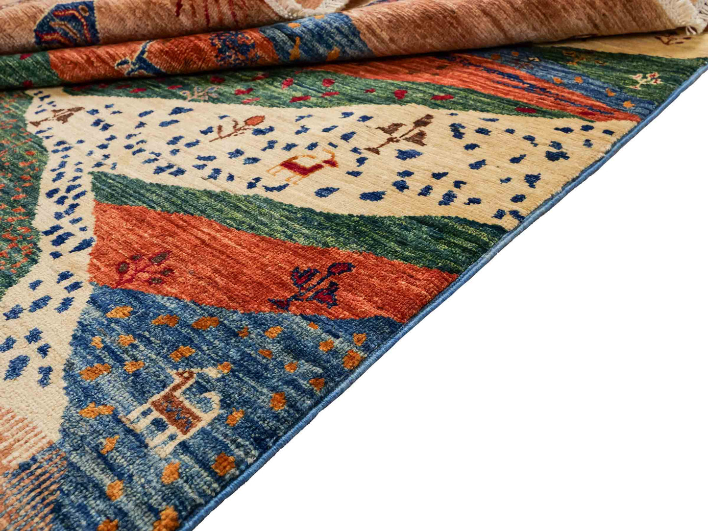 Moderner, handgeknüpfter, afghanischer Design Arijana Orientteppich aus Wolle von Khademi. Größe: 230 x 179 cm. Farbe: Beige, blau, grün. Vertrieb durch JUPITER Intl.