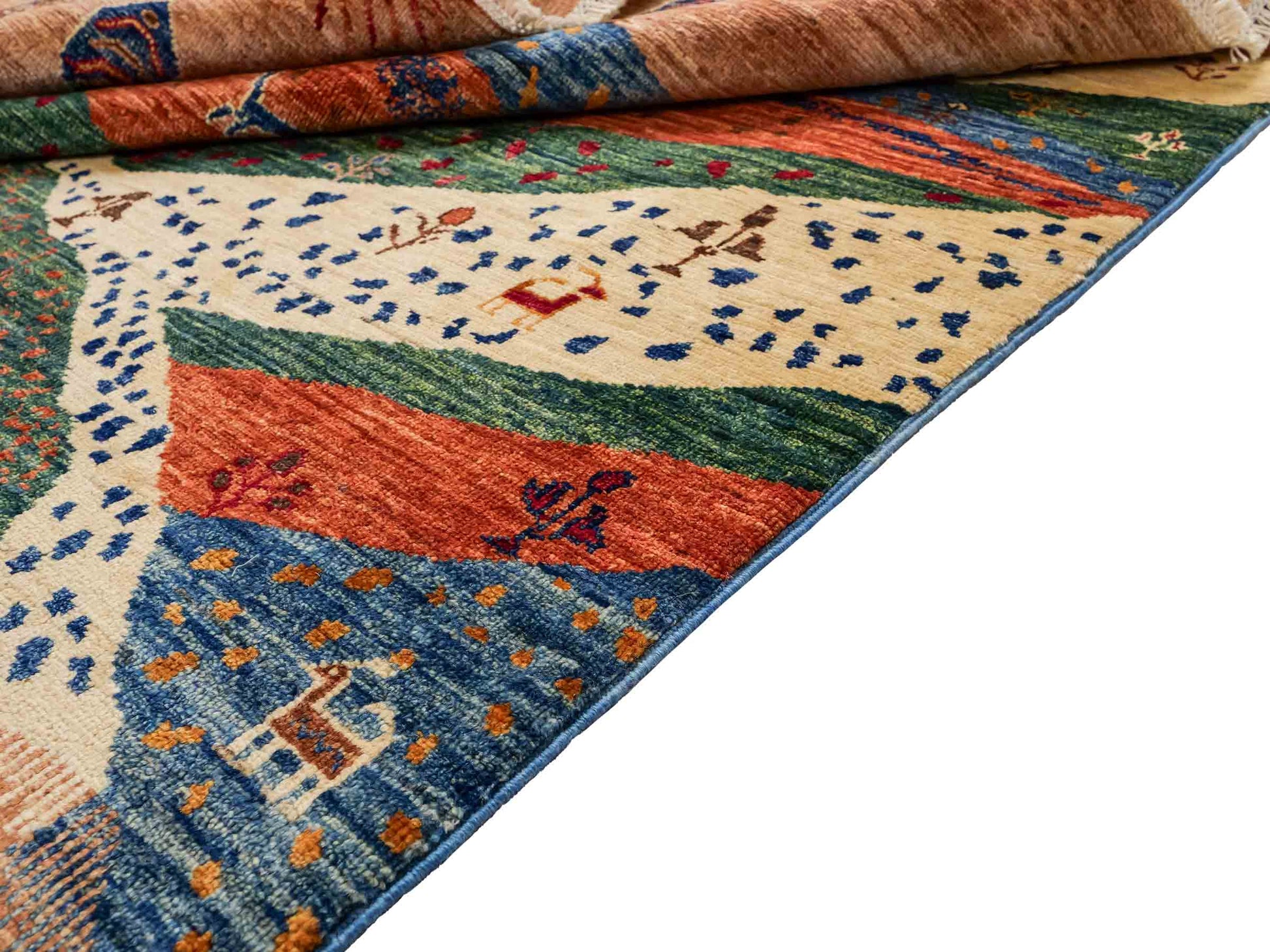 Moderner, handgeknüpfter, afghanischer Design Arijana Orientteppich aus Wolle von Khademi. Größe: 230 x 179 cm. Farbe: Beige, blau, grün. Vertrieb durch JUPITER Intl.