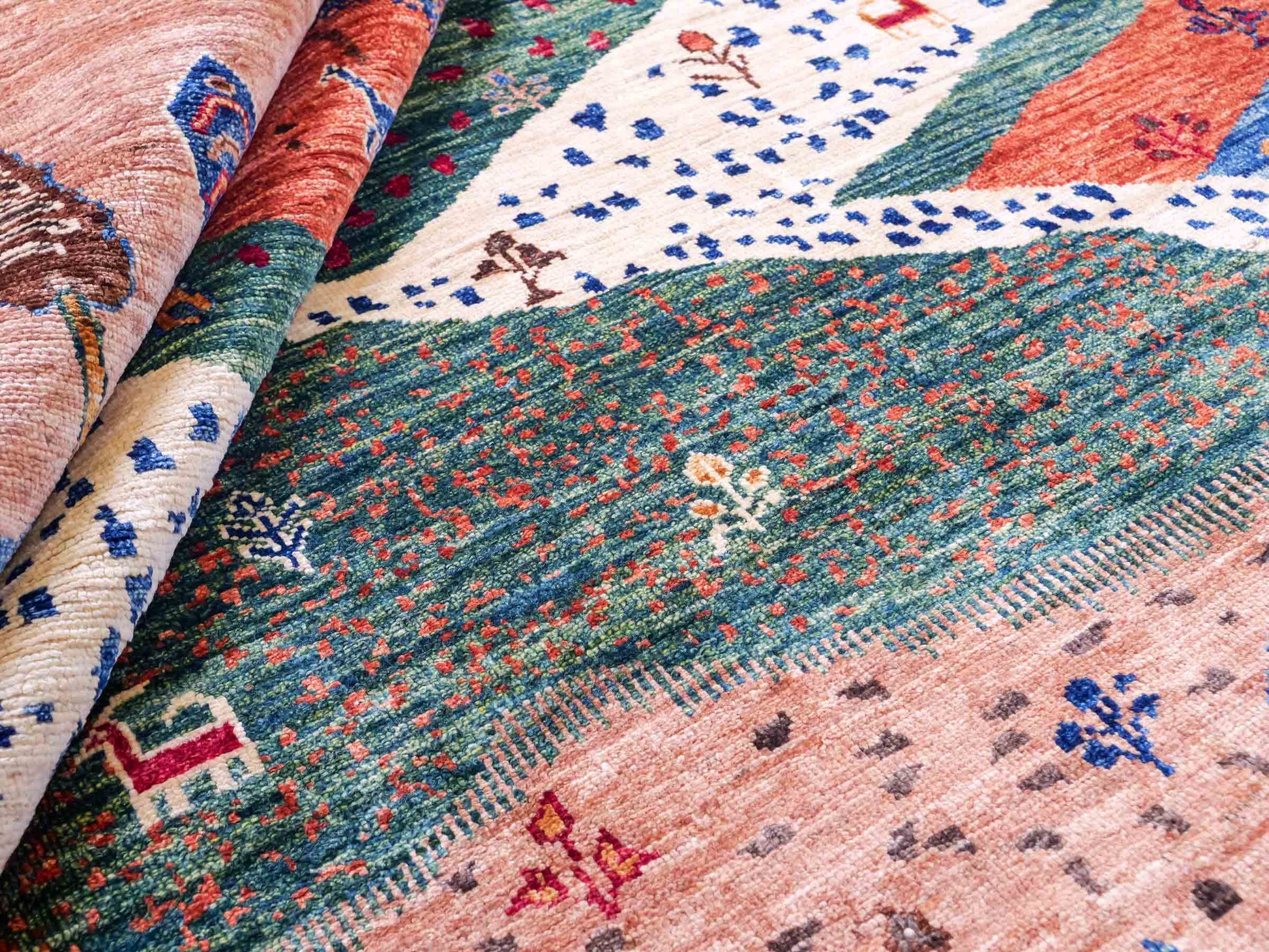 Moderner, handgeknüpfter, afghanischer Design Arijana Orientteppich aus Wolle von Khademi. Größe: 230 x 179 cm. Farbe: Beige, blau, grün. Vertrieb durch JUPITER Intl.