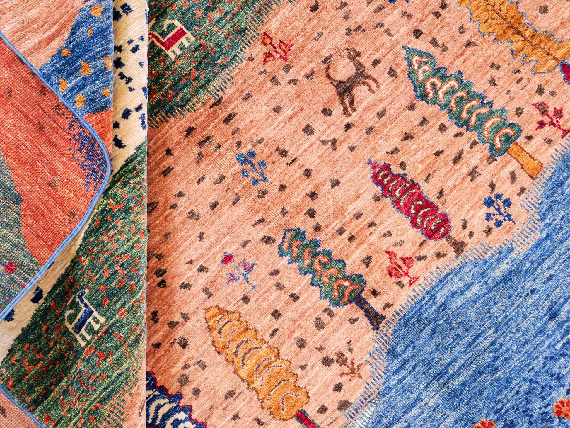 Moderner, handgeknüpfter, afghanischer Design Arijana Orientteppich aus Wolle von Khademi. Größe: 230 x 179 cm. Farbe: Beige, blau, grün. Vertrieb durch JUPITER Intl.
