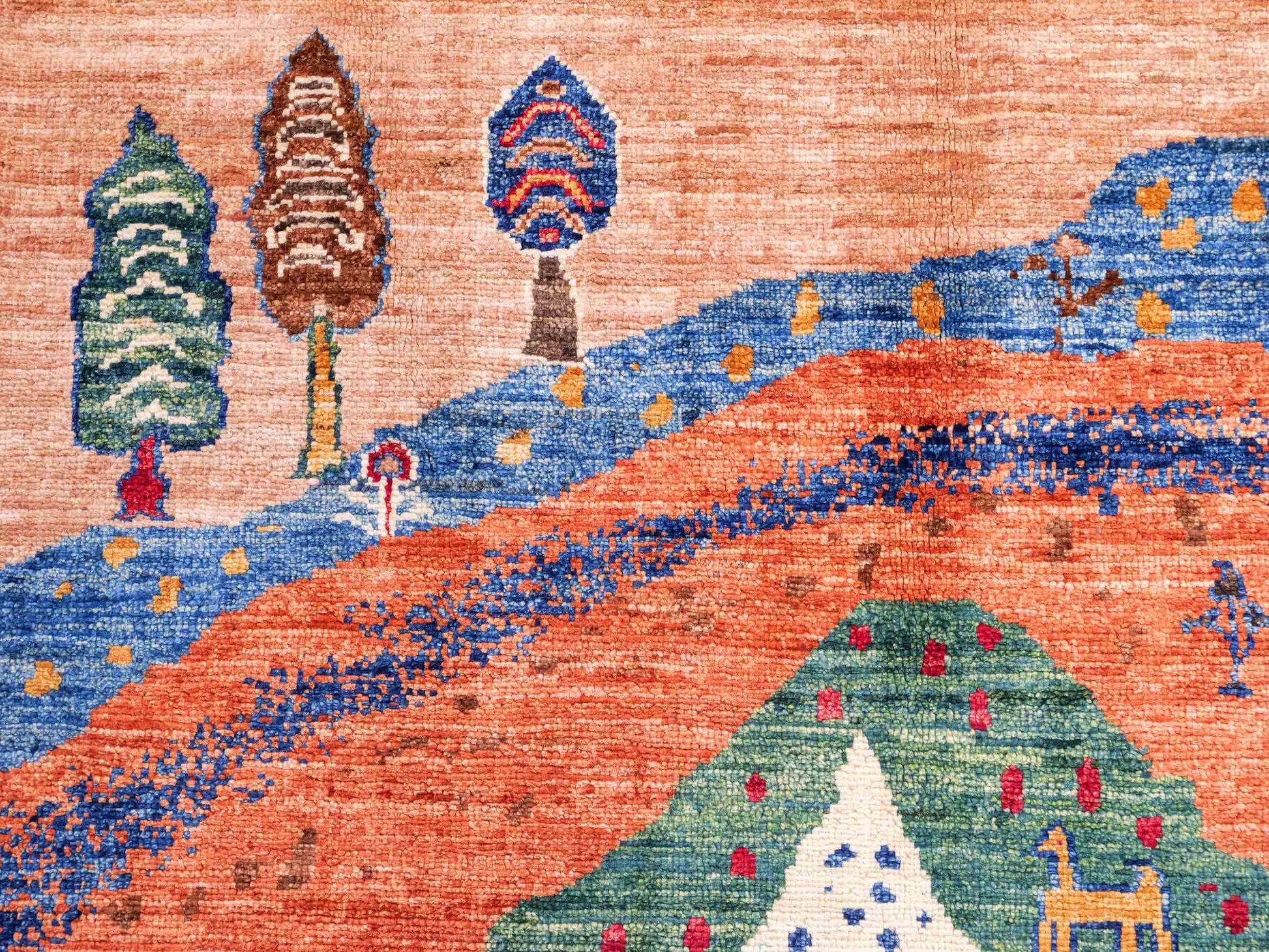 Moderner, handgeknüpfter, afghanischer Design Arijana Orientteppich aus Wolle von Khademi. Größe: 230 x 179 cm. Farbe: Beige, blau, grün. Vertrieb durch JUPITER Intl.