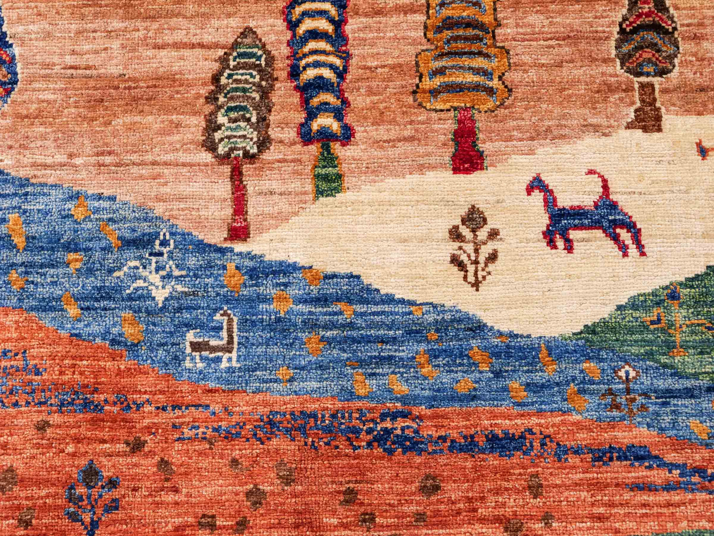 Moderner, handgeknüpfter, afghanischer Design Arijana Orientteppich aus Wolle von Khademi. Größe: 230 x 179 cm. Farbe: Beige, blau, grün. Vertrieb durch JUPITER Intl.
