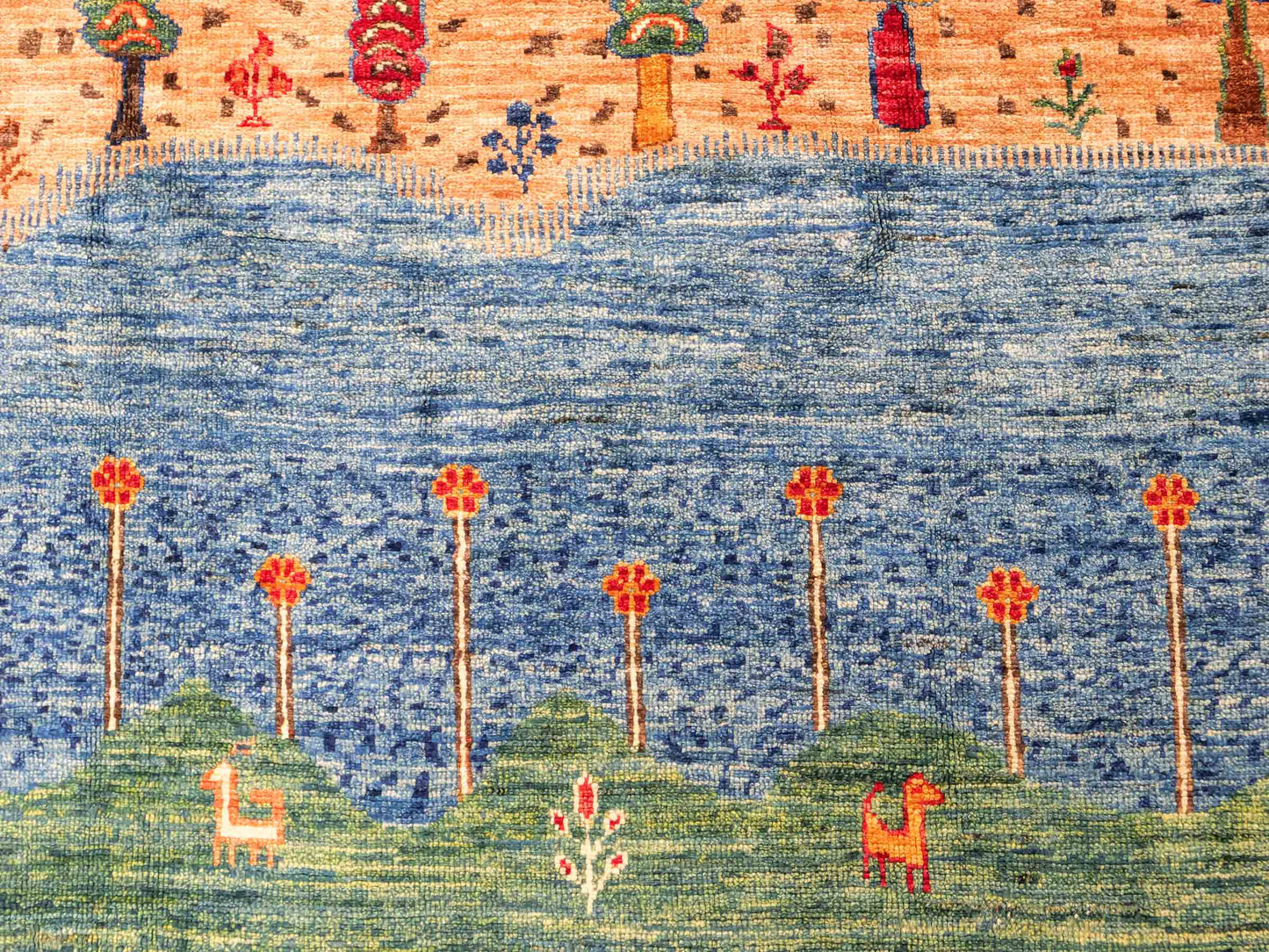 Moderner, handgeknüpfter, afghanischer Design Arijana Orientteppich aus Wolle von Khademi. Größe: 230 x 179 cm. Farbe: Beige, blau, grün. Vertrieb durch JUPITER Intl.