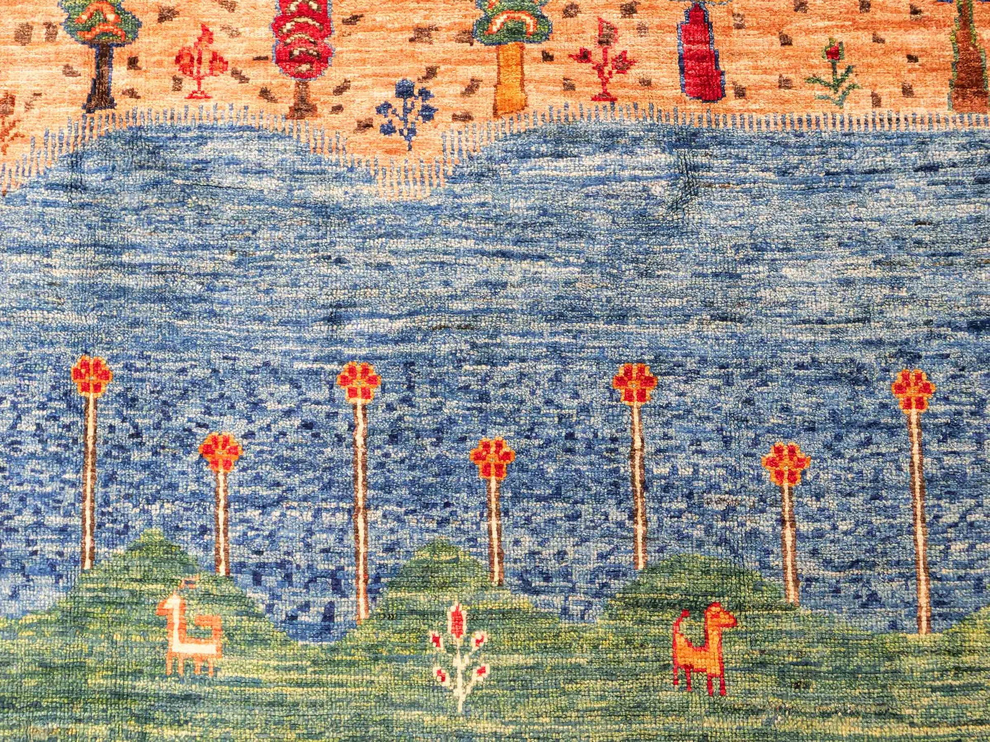Moderner, handgeknüpfter, afghanischer Design Arijana Orientteppich aus Wolle von Khademi. Größe: 230 x 179 cm. Farbe: Beige, blau, grün. Vertrieb durch JUPITER Intl.