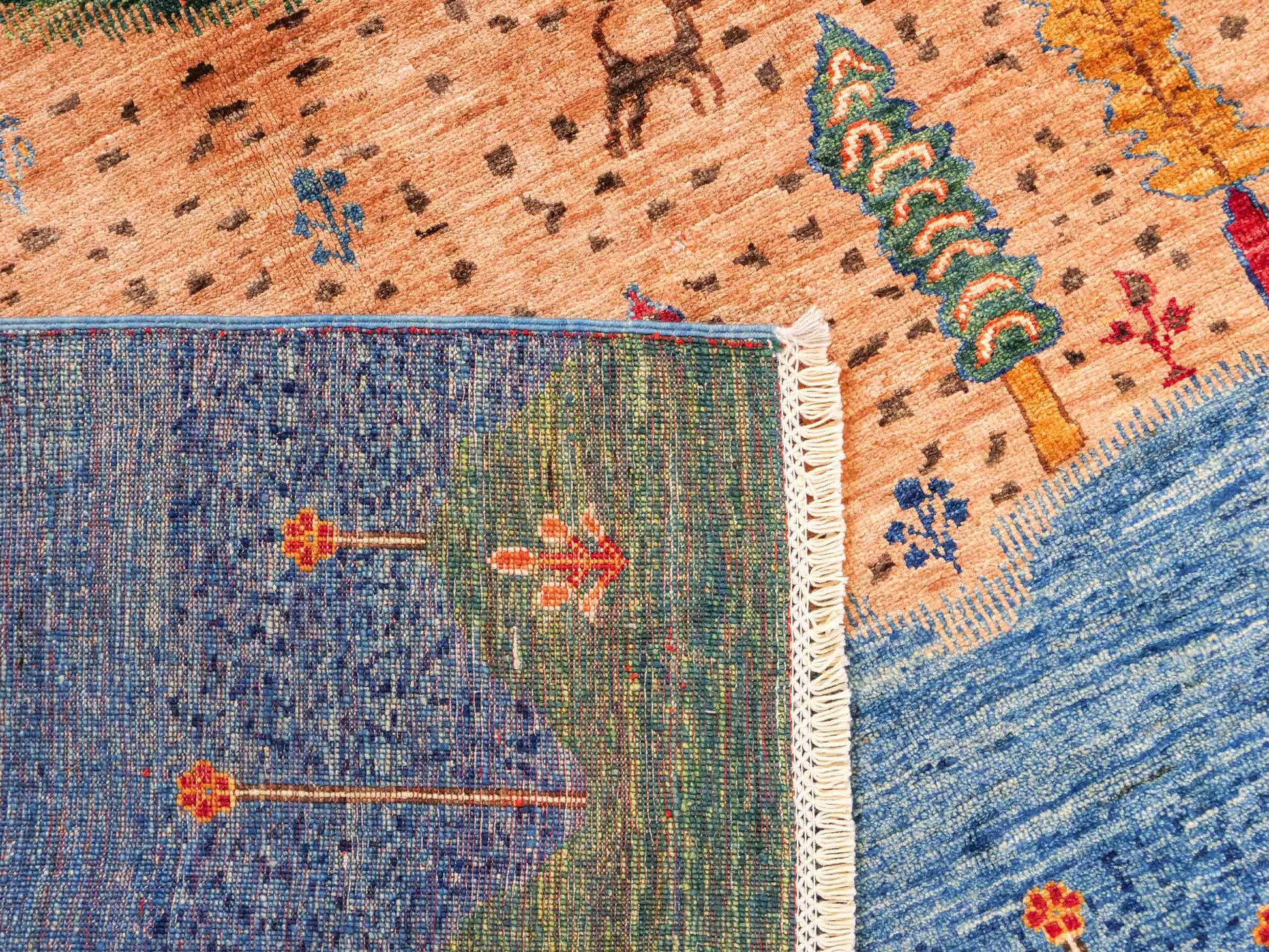 Moderner, handgeknüpfter, afghanischer Design Arijana Orientteppich aus Wolle von Khademi. Größe: 230 x 179 cm. Farbe: Beige, blau, grün. Vertrieb durch JUPITER Intl.