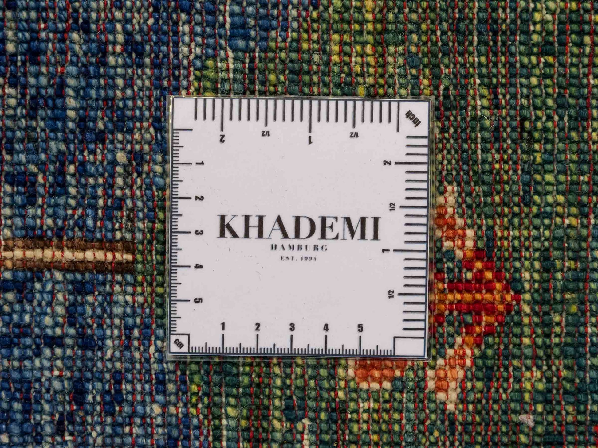 Moderner, handgeknüpfter, afghanischer Design Arijana Orientteppich aus Wolle von Khademi. Größe: 230 x 179 cm. Farbe: Beige, blau, grün. Vertrieb durch JUPITER Intl.