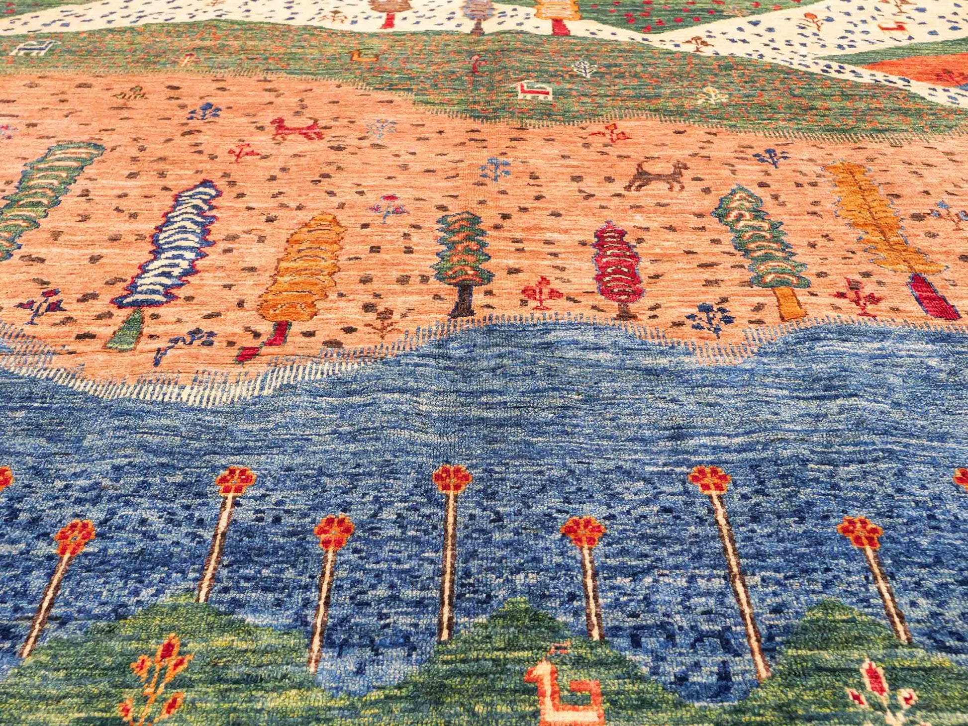 Moderner, handgeknüpfter, afghanischer Design Arijana Orientteppich aus Wolle von Khademi. Größe: 230 x 179 cm. Farbe: Beige, blau, grün. Vertrieb durch JUPITER Intl.