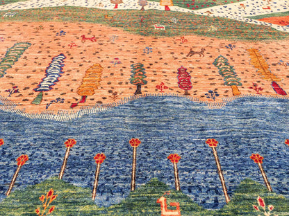 Moderner, handgeknüpfter, afghanischer Design Arijana Orientteppich aus Wolle von Khademi. Größe: 230 x 179 cm. Farbe: Beige, blau, grün. Vertrieb durch JUPITER Intl.