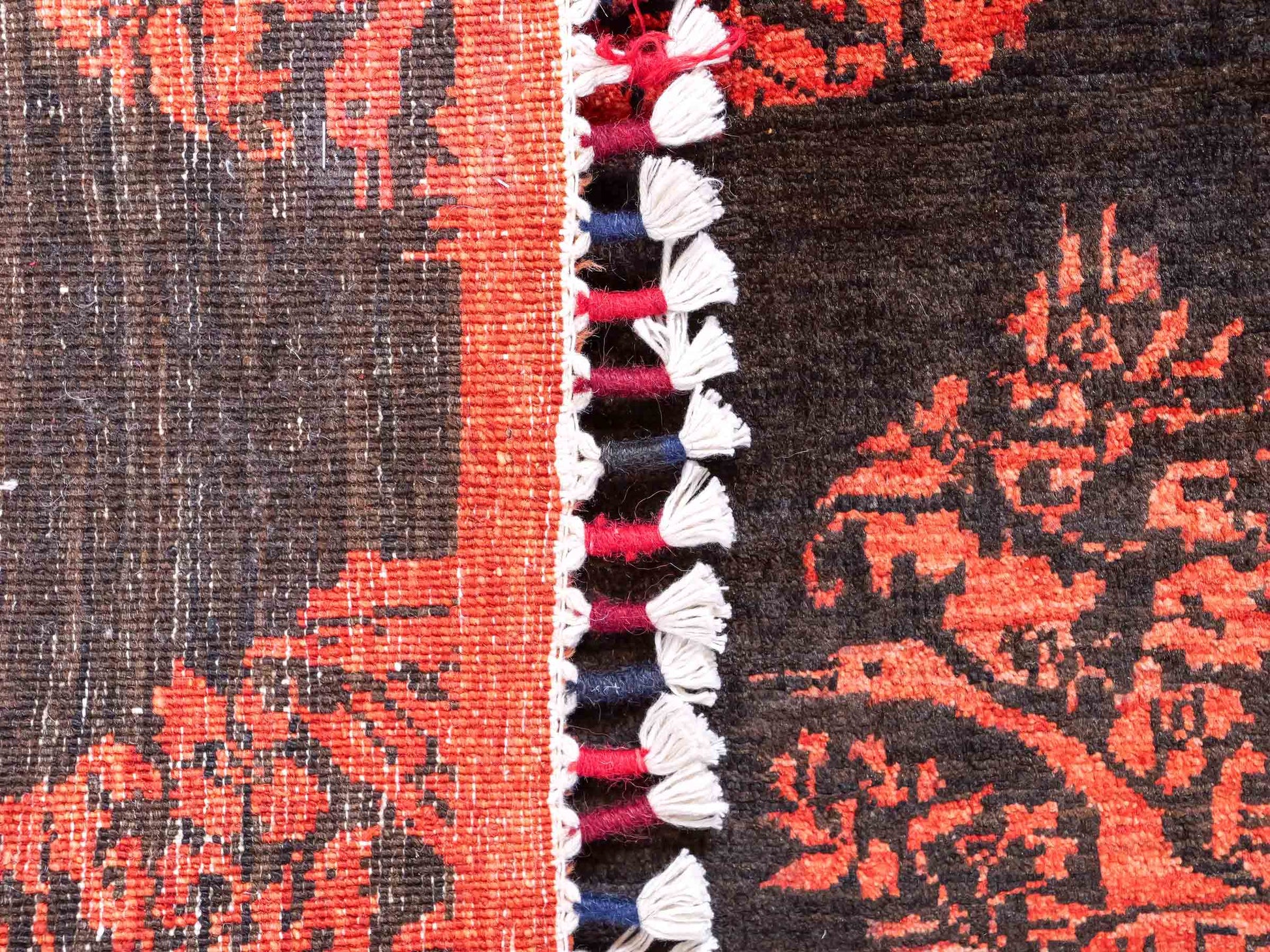 Handgeknüpfter, afghanischer, moderner Design Ziegler Orientteppich aus Wolle von Khademi. Größe: 180 x 127 cm. Farbe: Schwarz, rot. Verkauf durch JUPITER Intl.