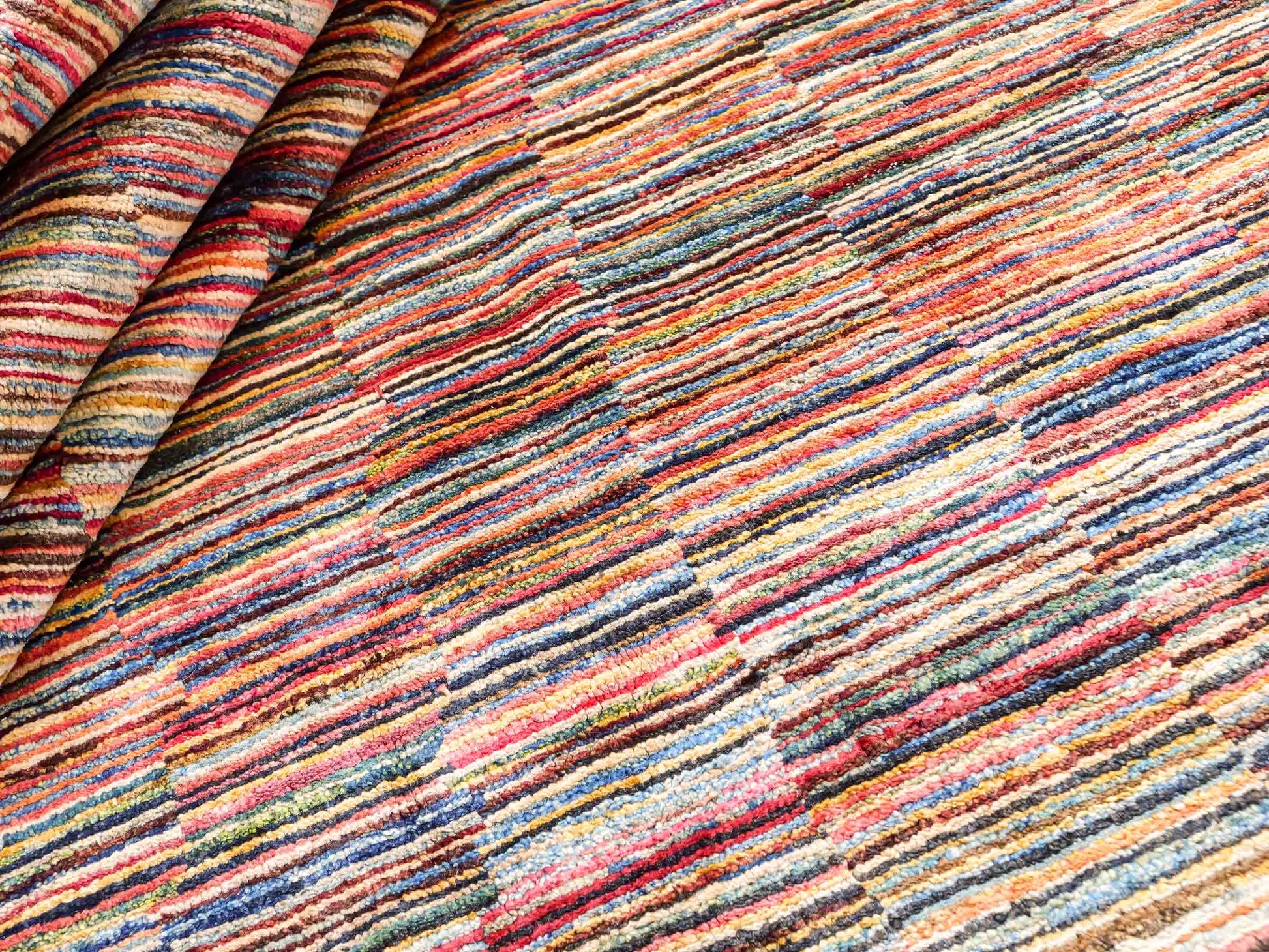 Handgeknüpfter, afghanischer, moderner Design Ziegler Orientteppich aus Wolle von Khademi. Größe: 259 x 181 cm. Farbe: Beige, bunt. Verkauf durch JUPITER Intl.