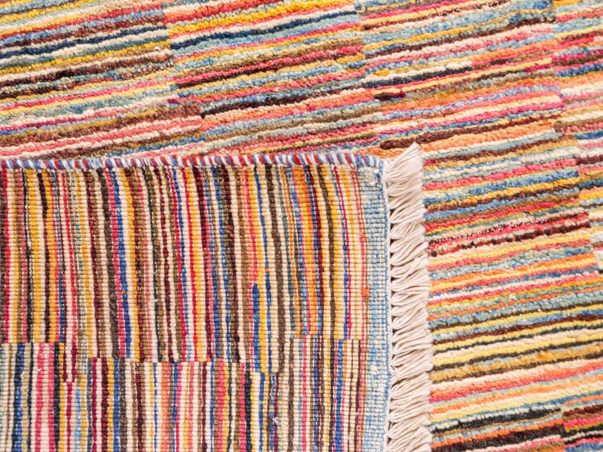 Handgeknüpfter, afghanischer, moderner Design Ziegler Orientteppich aus Wolle von Khademi. Größe: 259 x 181 cm. Farbe: Beige, bunt. Verkauf durch JUPITER Intl.