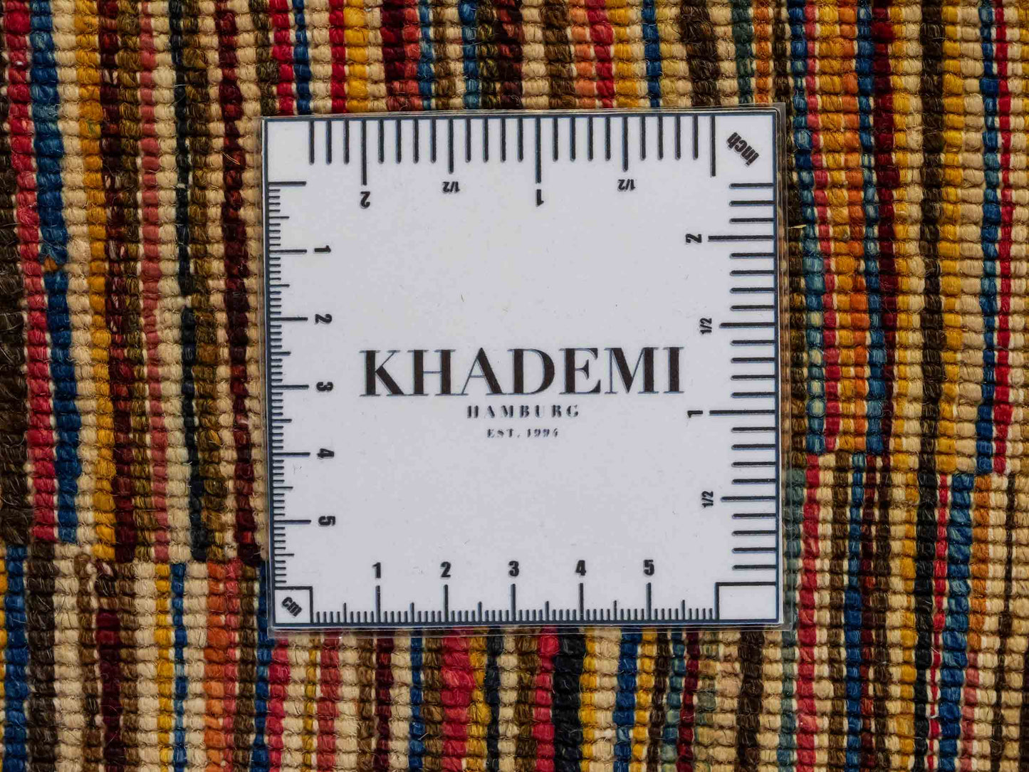Handgeknüpfter, afghanischer, moderner Design Ziegler Orientteppich aus Wolle von Khademi. Größe: 259 x 181 cm. Farbe: Beige, bunt. Verkauf durch JUPITER Intl.