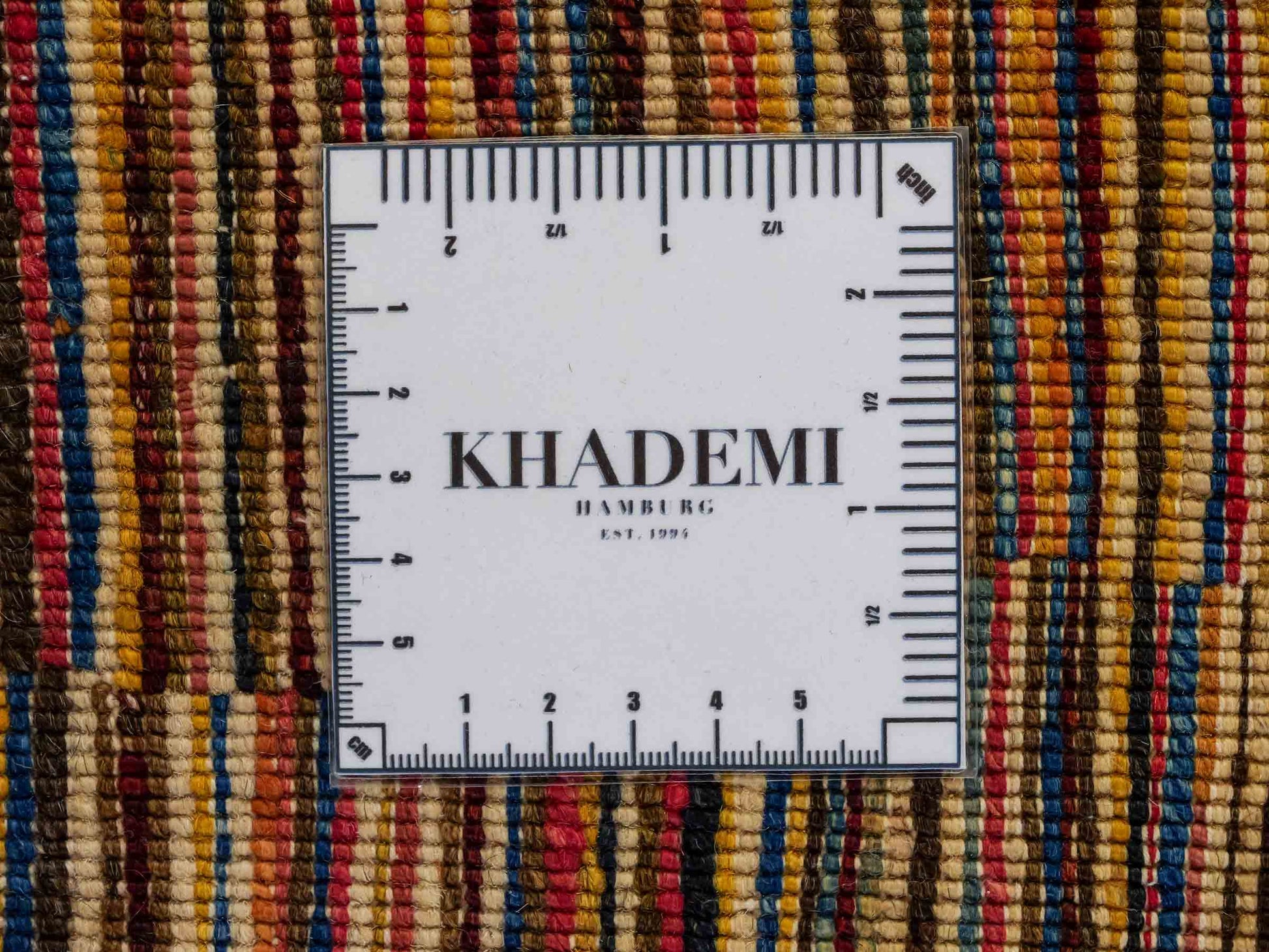 Handgeknüpfter, afghanischer, moderner Design Ziegler Orientteppich aus Wolle von Khademi. Größe: 259 x 181 cm. Farbe: Beige, bunt. Verkauf durch JUPITER Intl.