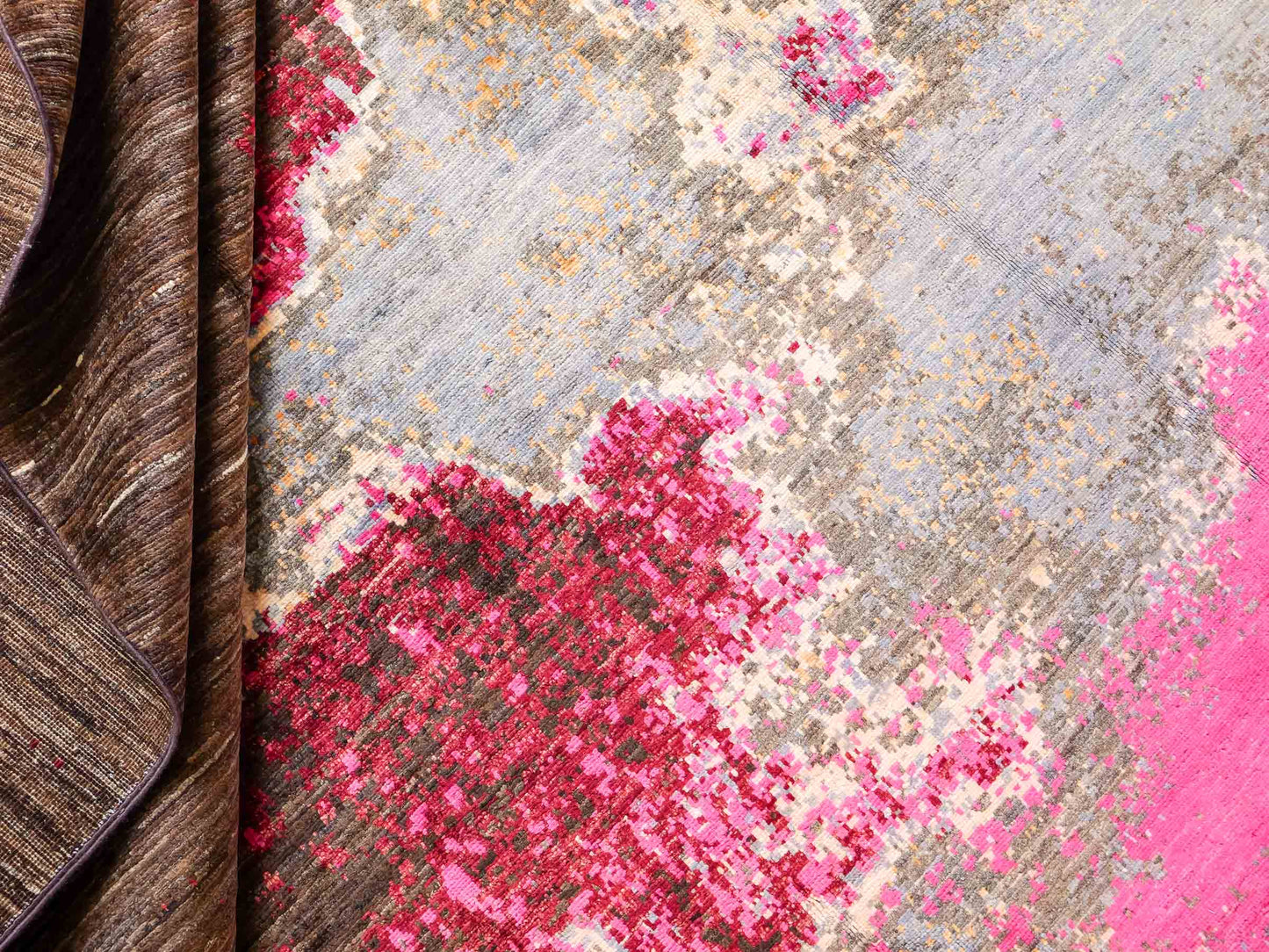 Handgeknüpfter, afghanischer, moderner Design Ziegler Orientteppich aus Wolle von Khademi. Größe: 300 x 201 cm. Farbe: Braun, grau, pink. Verkauf durch JUPITER Intl.