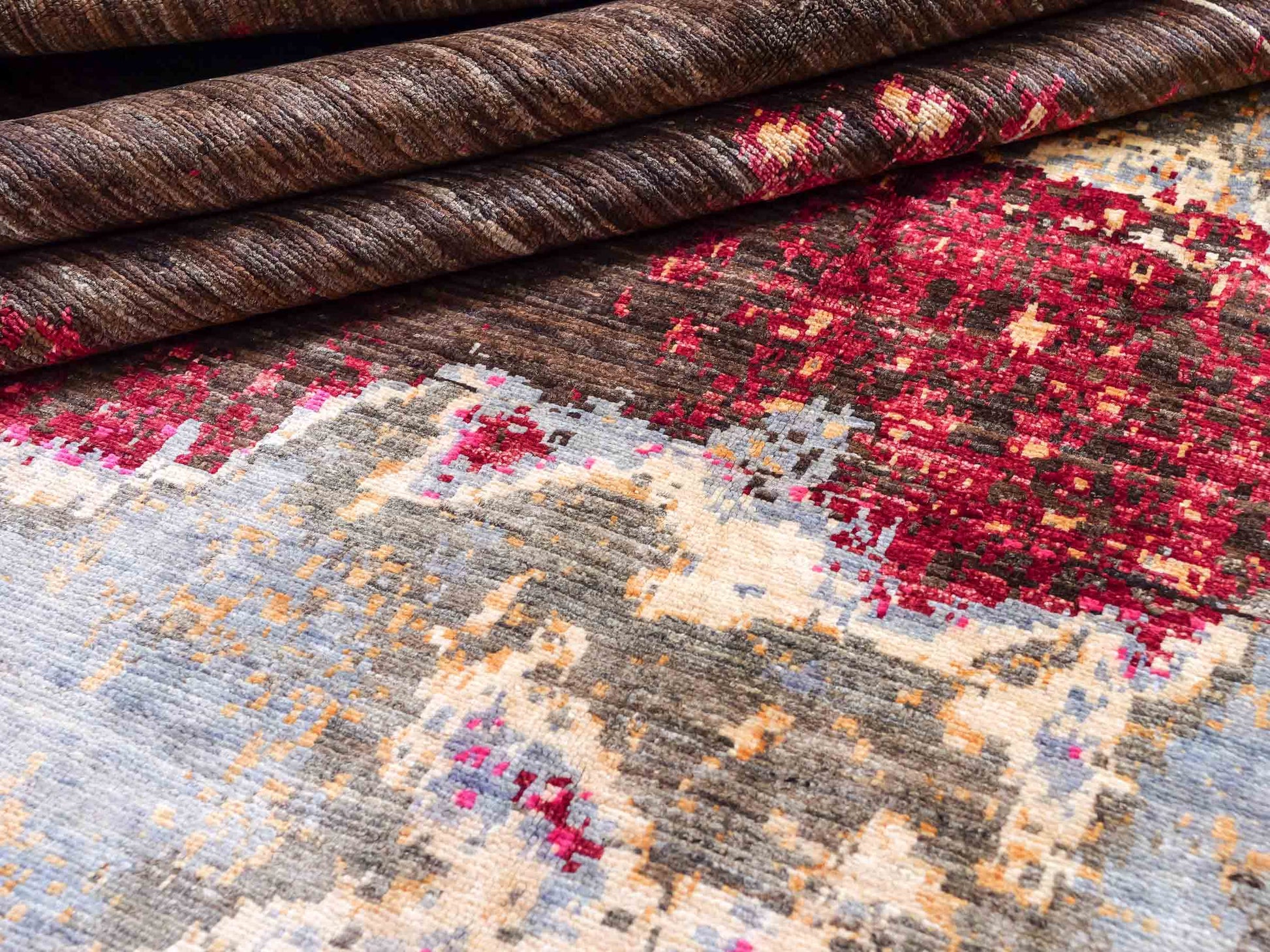 Handgeknüpfter, afghanischer, moderner Design Ziegler Orientteppich aus Wolle von Khademi. Größe: 300 x 201 cm. Farbe: Braun, grau, pink. Verkauf durch JUPITER Intl.
