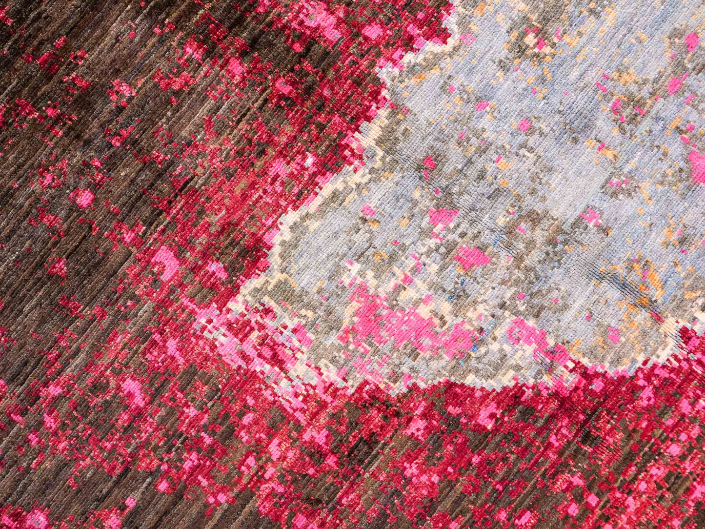 Handgeknüpfter, afghanischer, moderner Design Ziegler Orientteppich aus Wolle von Khademi. Größe: 300 x 201 cm. Farbe: Braun, grau, pink. Verkauf durch JUPITER Intl.
