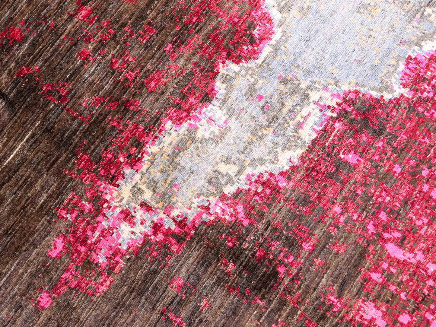 Handgeknüpfter, afghanischer, moderner Design Ziegler Orientteppich aus Wolle von Khademi. Größe: 300 x 201 cm. Farbe: Braun, grau, pink. Verkauf durch JUPITER Intl.