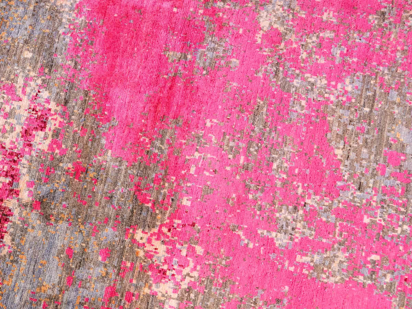Handgeknüpfter, afghanischer, moderner Design Ziegler Orientteppich aus Wolle von Khademi. Größe: 300 x 201 cm. Farbe: Braun, grau, pink. Verkauf durch JUPITER Intl.