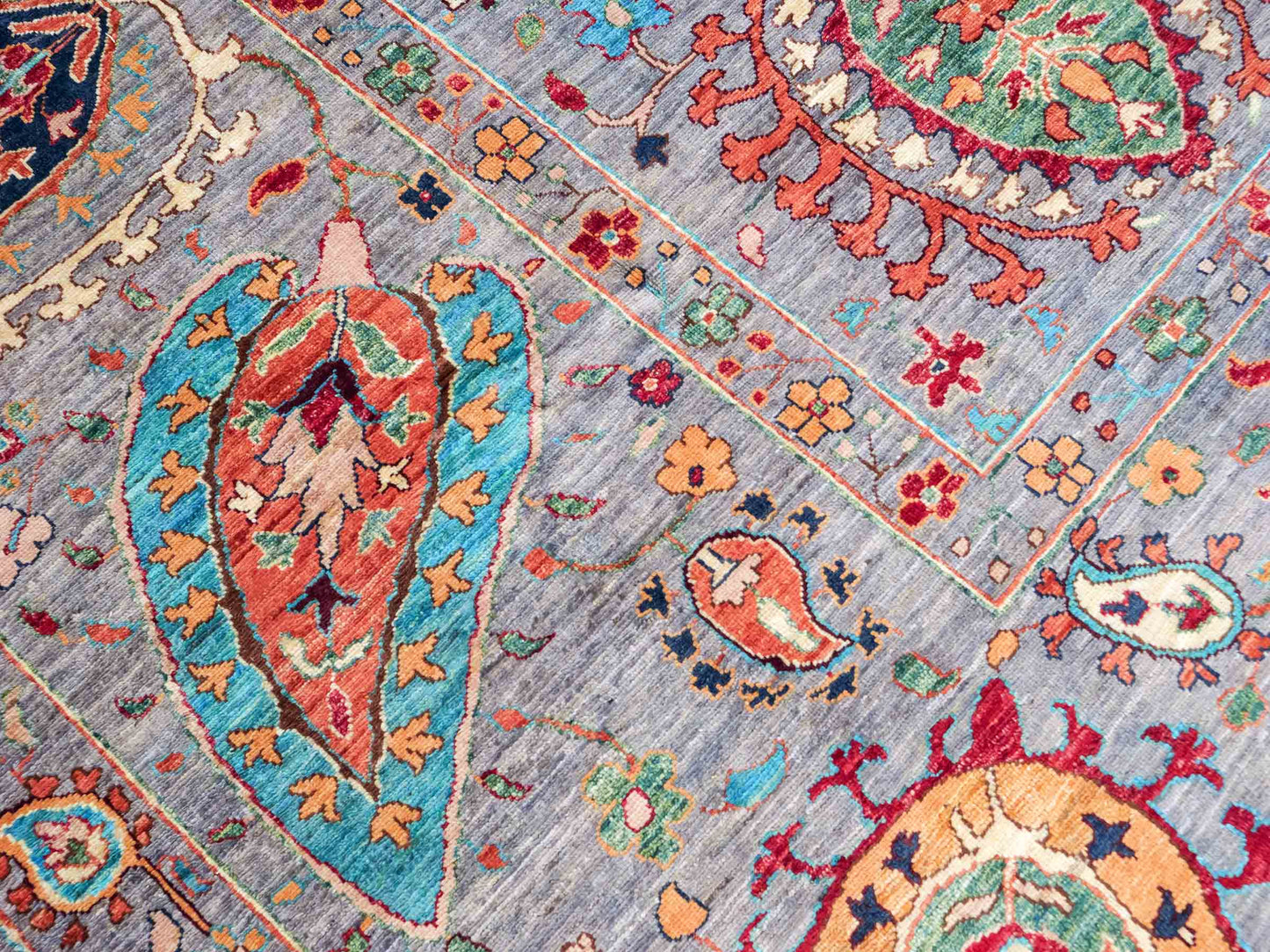 Handgeknüpfter, afghanischer, moderner Design Ziegler Orientteppich aus Wolle von Khademi. Größe: 304 x 213 cm. Farbe: Grau. Verkauf durch JUPITER Intl.