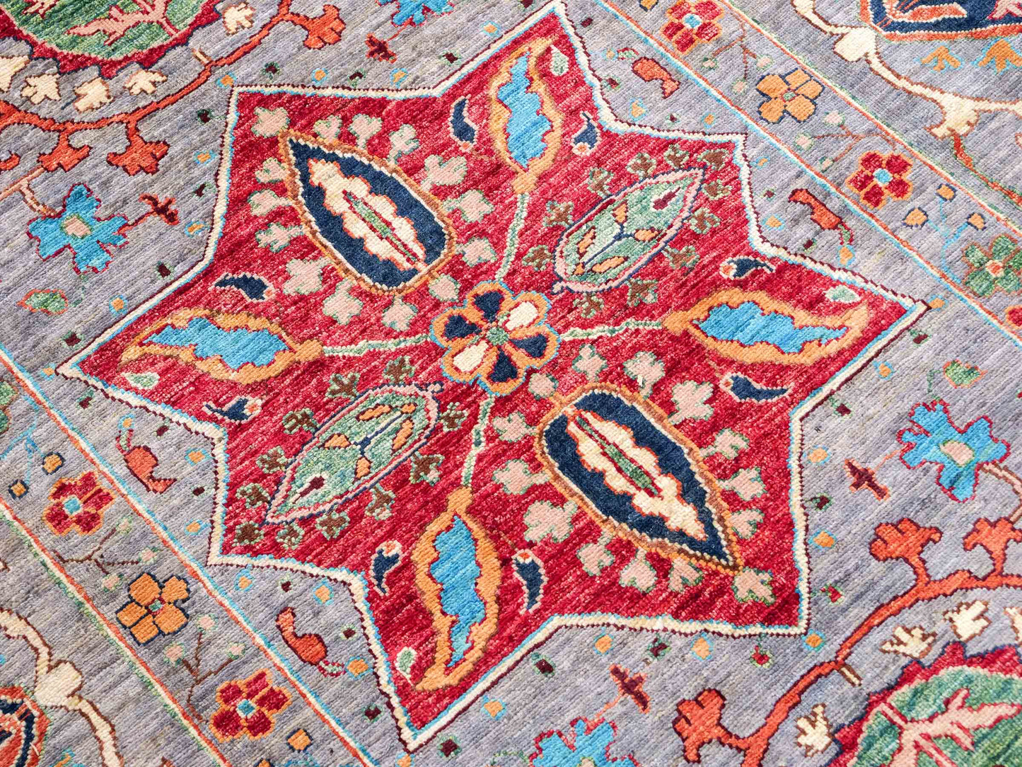 Handgeknüpfter, afghanischer, moderner Design Ziegler Orientteppich aus Wolle von Khademi. Größe: 304 x 213 cm. Farbe: Grau. Verkauf durch JUPITER Intl.