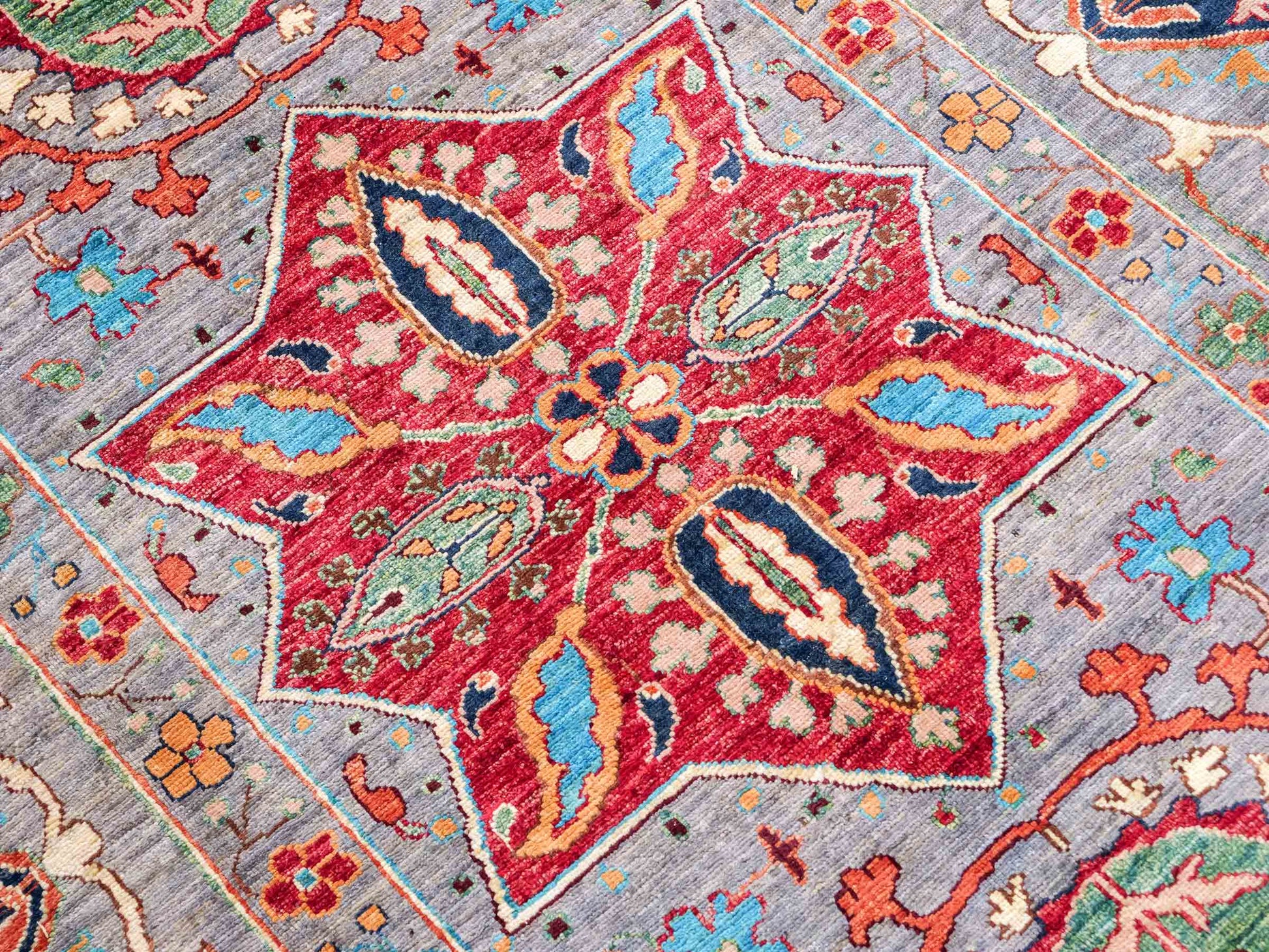 Handgeknüpfter, afghanischer, moderner Design Ziegler Orientteppich aus Wolle von Khademi. Größe: 304 x 213 cm. Farbe: Grau. Verkauf durch JUPITER Intl.