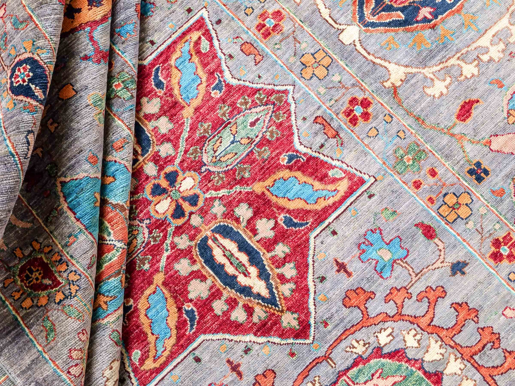 Handgeknüpfter, afghanischer, moderner Design Ziegler Orientteppich aus Wolle von Khademi. Größe: 304 x 213 cm. Farbe: Grau. Verkauf durch JUPITER Intl.