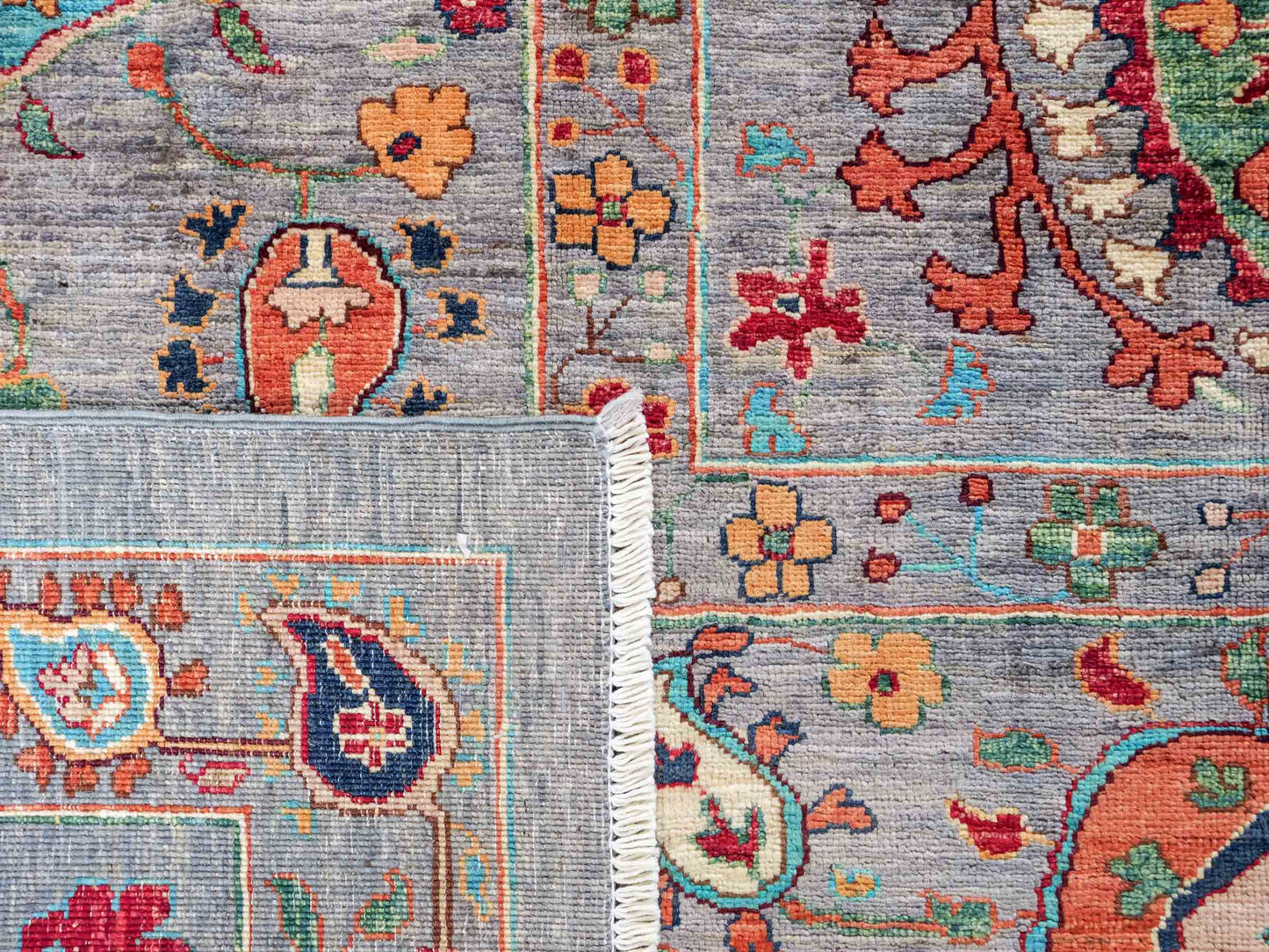 Handgeknüpfter, afghanischer, moderner Design Ziegler Orientteppich aus Wolle von Khademi. Größe: 304 x 213 cm. Farbe: Grau. Verkauf durch JUPITER Intl.